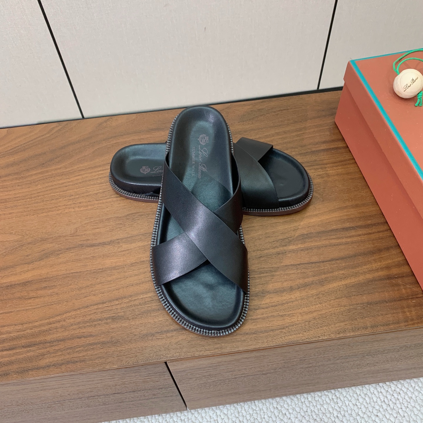 【Loro Piana】男款拖鞋。时尚性与皮料实用性同样兼具依然全网最高品质。鞋面牛皮，羊皮内里，注塑真