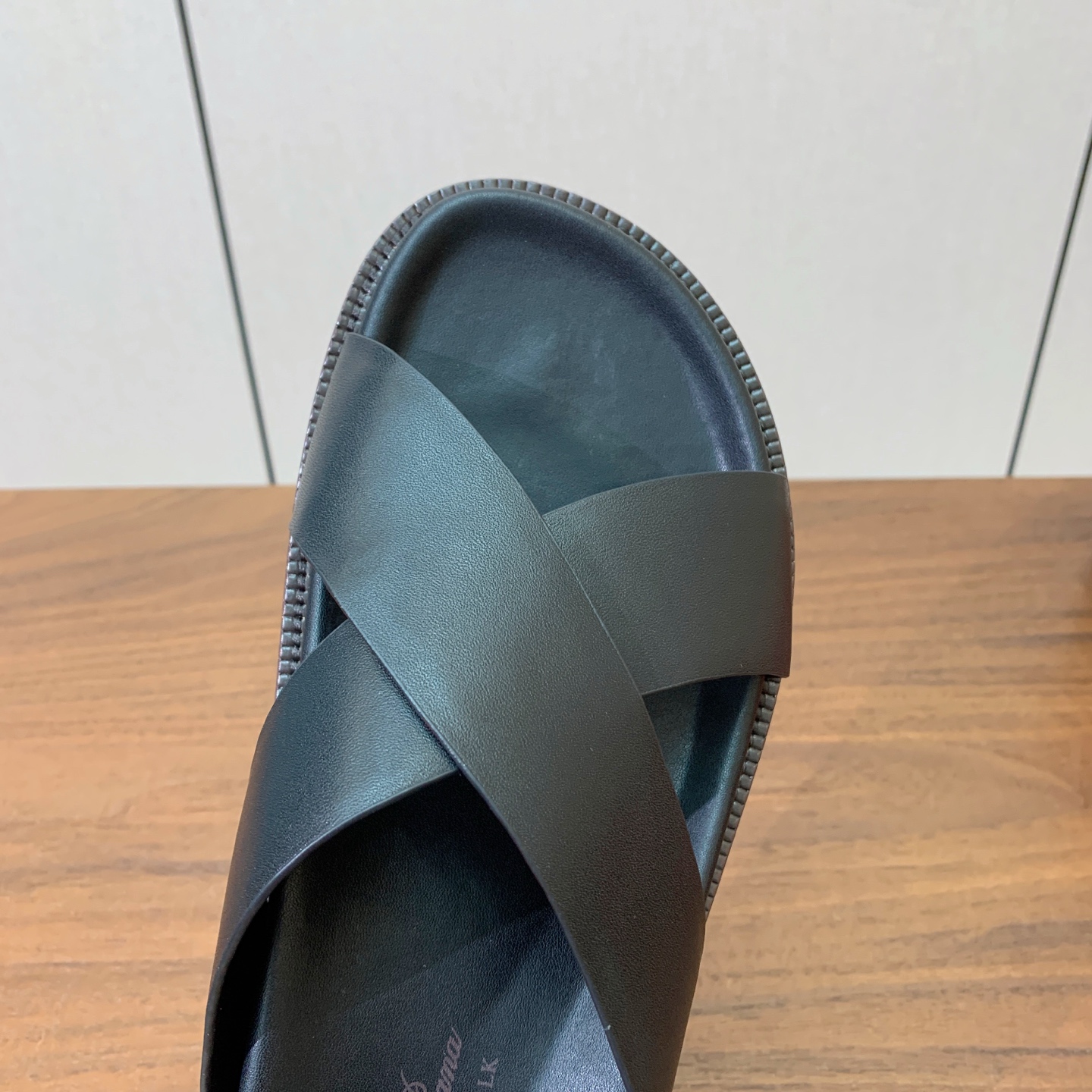 【Loro Piana】男款拖鞋。时尚性与皮料实用性同样兼具依然全网最高品质。鞋面牛皮，羊皮内里，注塑真