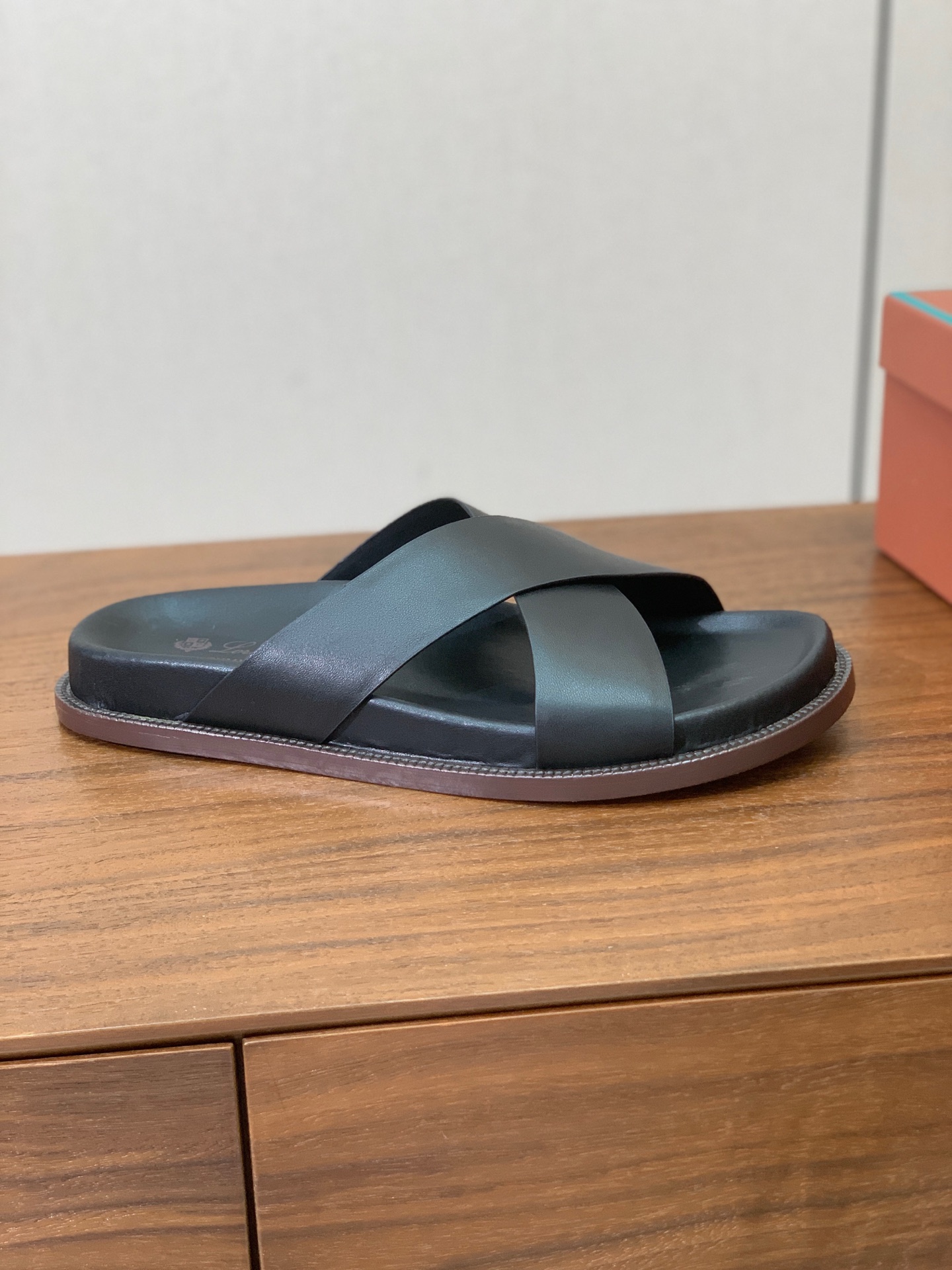 【Loro Piana】男款拖鞋。时尚性与皮料实用性同样兼具依然全网最高品质。鞋面牛皮，羊皮内里，注塑真