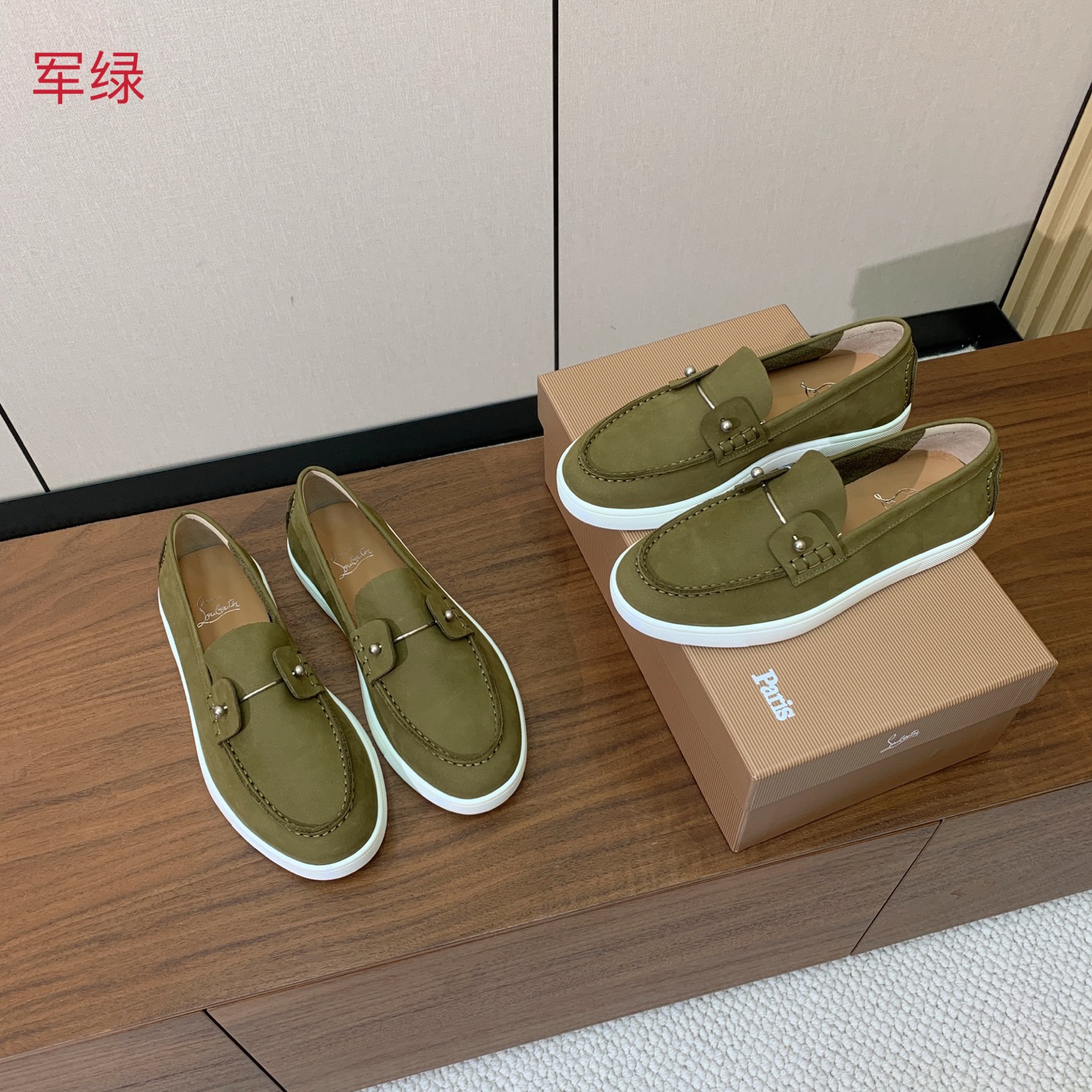【Christian Loubout*n】情侣款乐富鞋。设计简洁经典，上脚非常舒适百搭！鞋面羊京、牛皮。