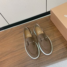 【Christian Loubout*n】情侣款乐富鞋。设计简洁经典,上脚非常舒适百搭!鞋面羊京、牛皮。 【Christian Loubout*n】情侣款乐富鞋。设计简洁经典,上脚非常舒适百搭!鞋面羊京、牛皮。