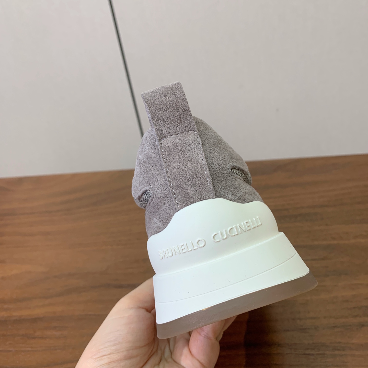 【Brunell* Cucinell*】休闲运动鞋。鞋面采用进口牛绒，纯手工串联珠链配饰！内里垫脚是高密