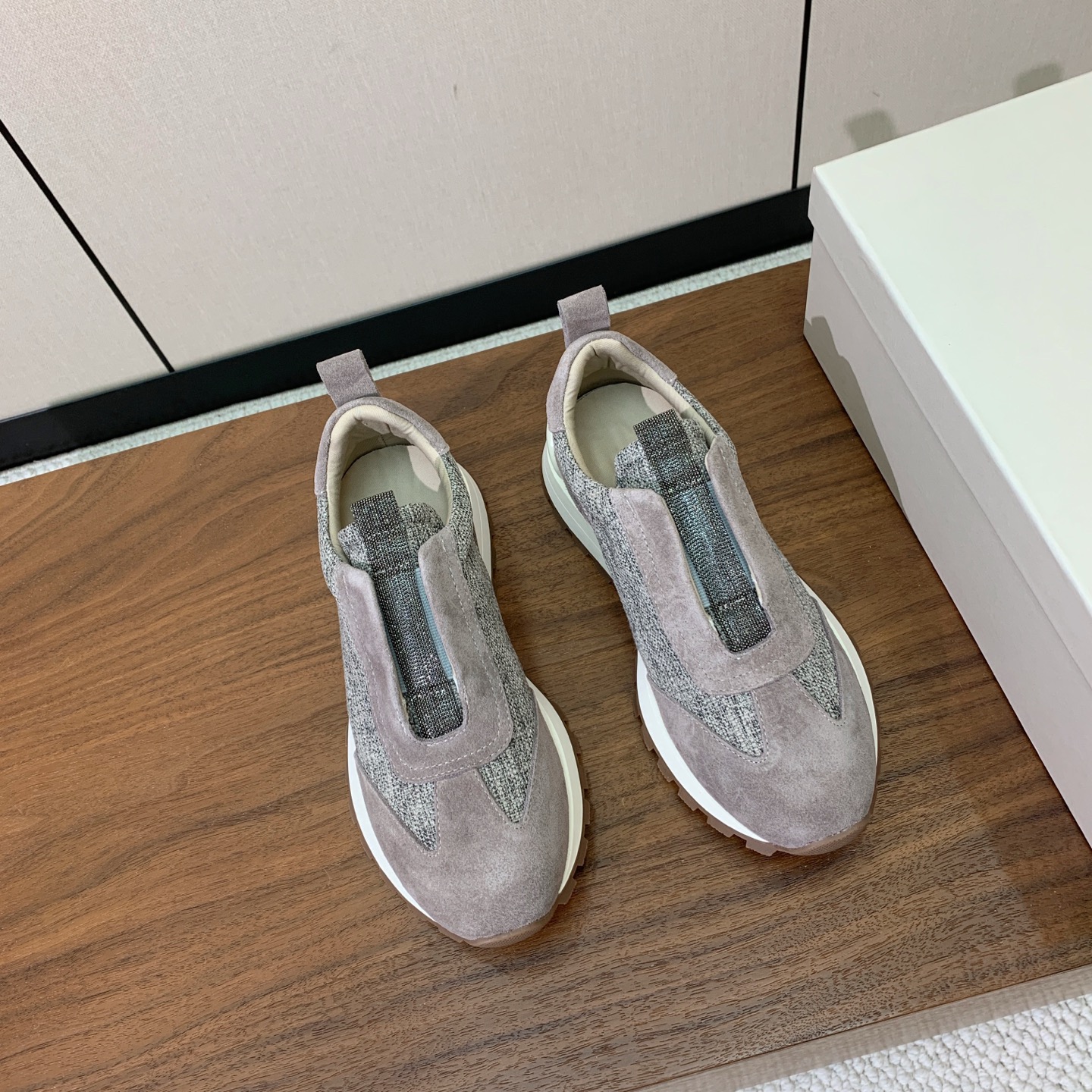 【Brunell* Cucinell*】休闲运动鞋。鞋面采用进口牛绒，纯手工串联珠链配饰！内里垫脚是高密
