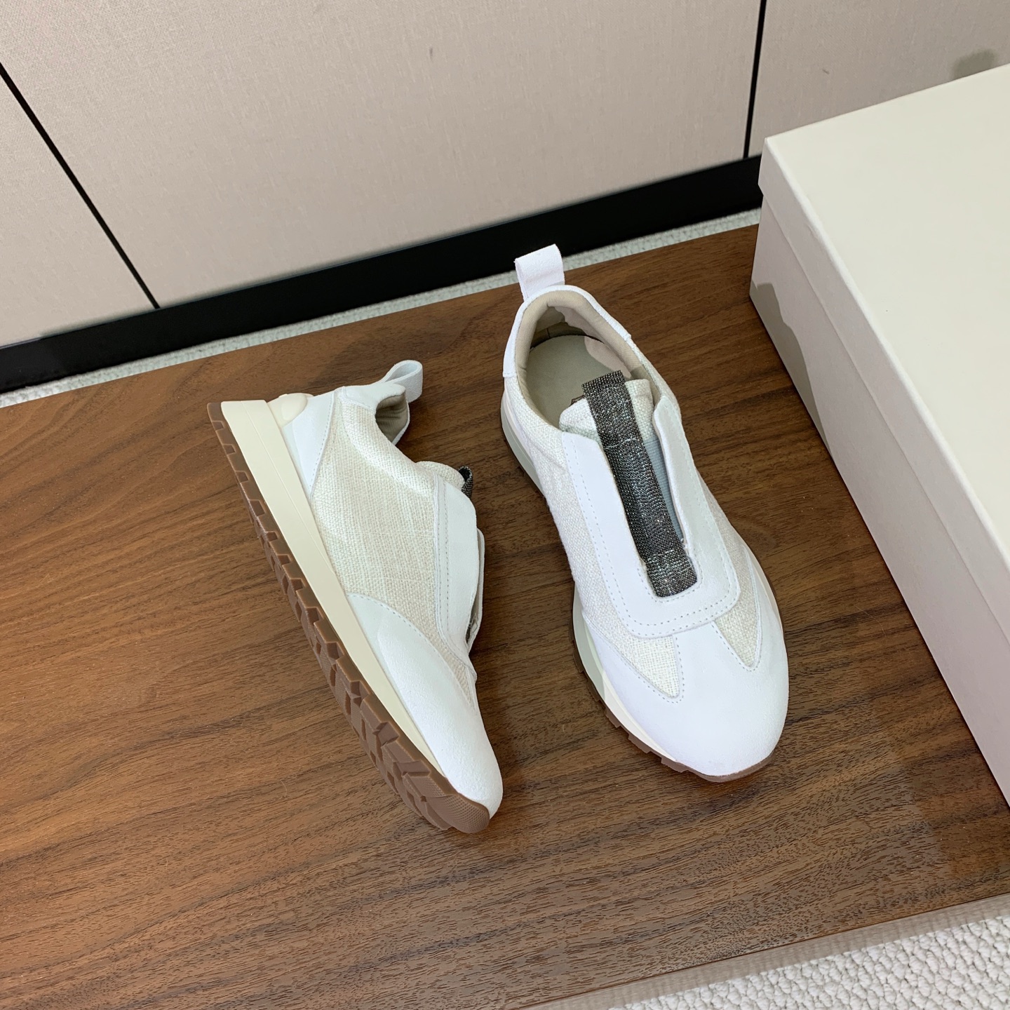 【Brunell* Cucinell*】休闲运动鞋。鞋面采用进口牛绒，纯手工串联珠链配饰！内里垫脚是高密