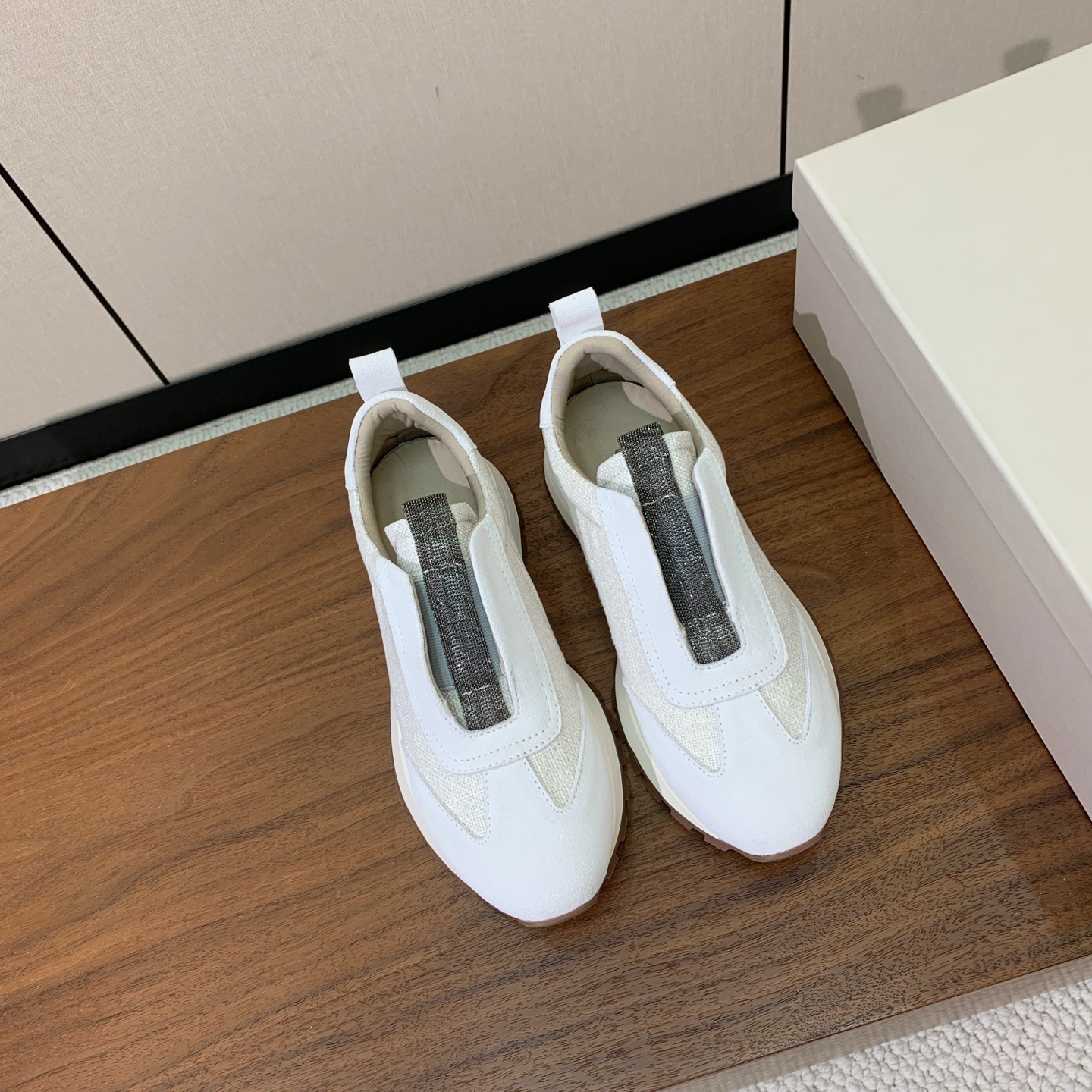 【Brunell* Cucinell*】休闲运动鞋。鞋面采用进口牛绒，纯手工串联珠链配饰！内里垫脚是高密