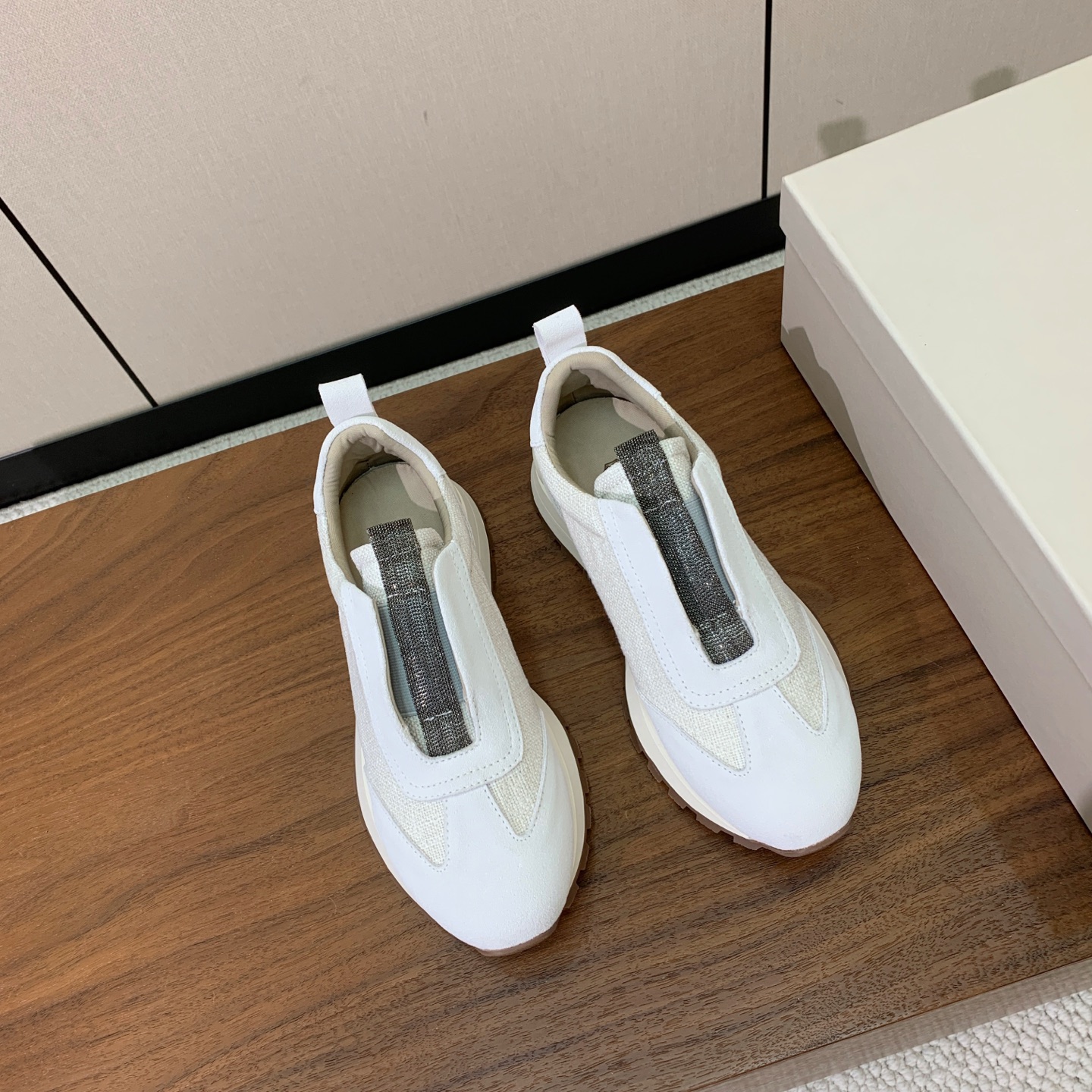【Brunell* Cucinell*】休闲运动鞋。鞋面采用进口牛绒，纯手工串联珠链配饰！内里垫脚是高密