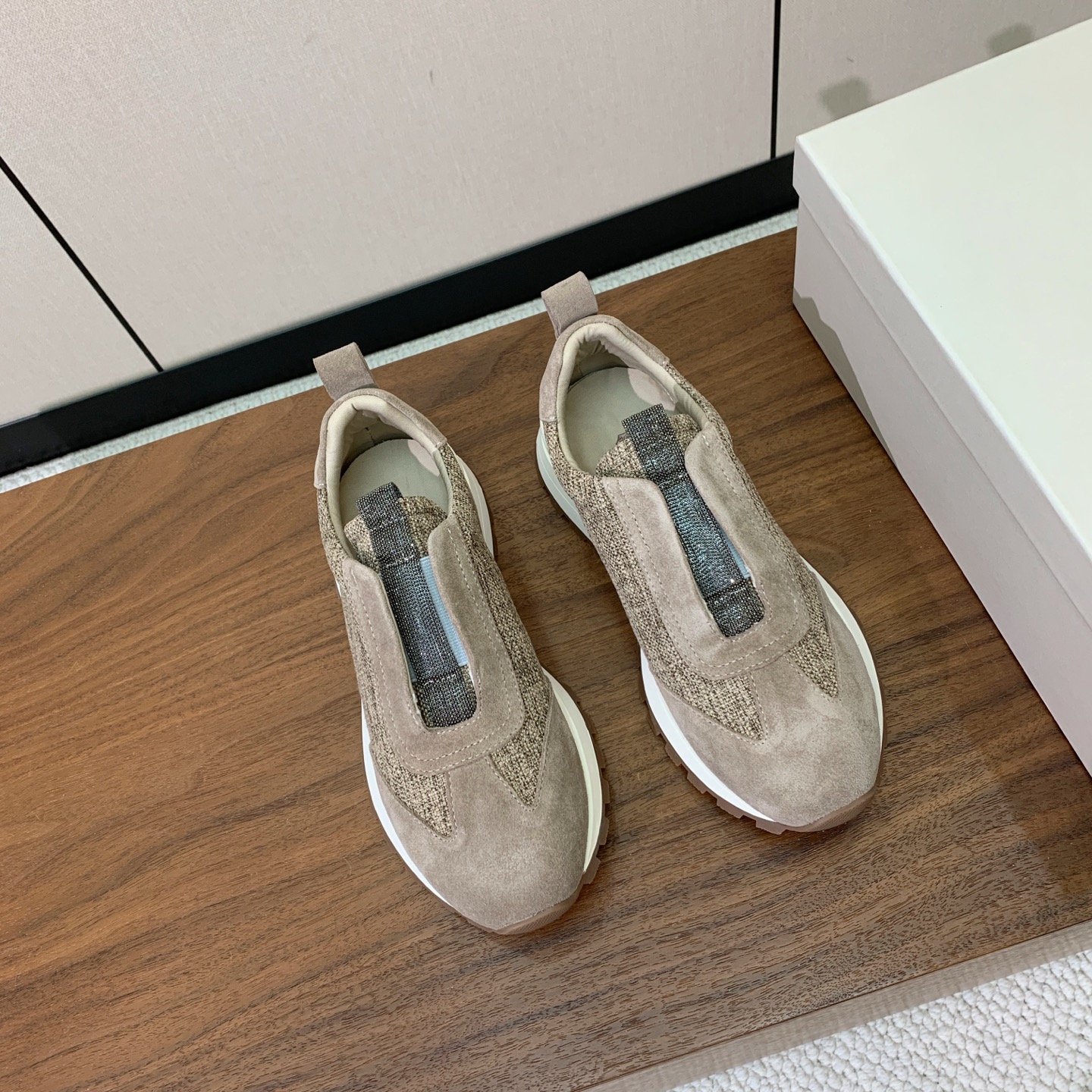 【Brunell* Cucinell*】休闲运动鞋。鞋面采用进口牛绒，纯手工串联珠链配饰！内里垫脚是高密