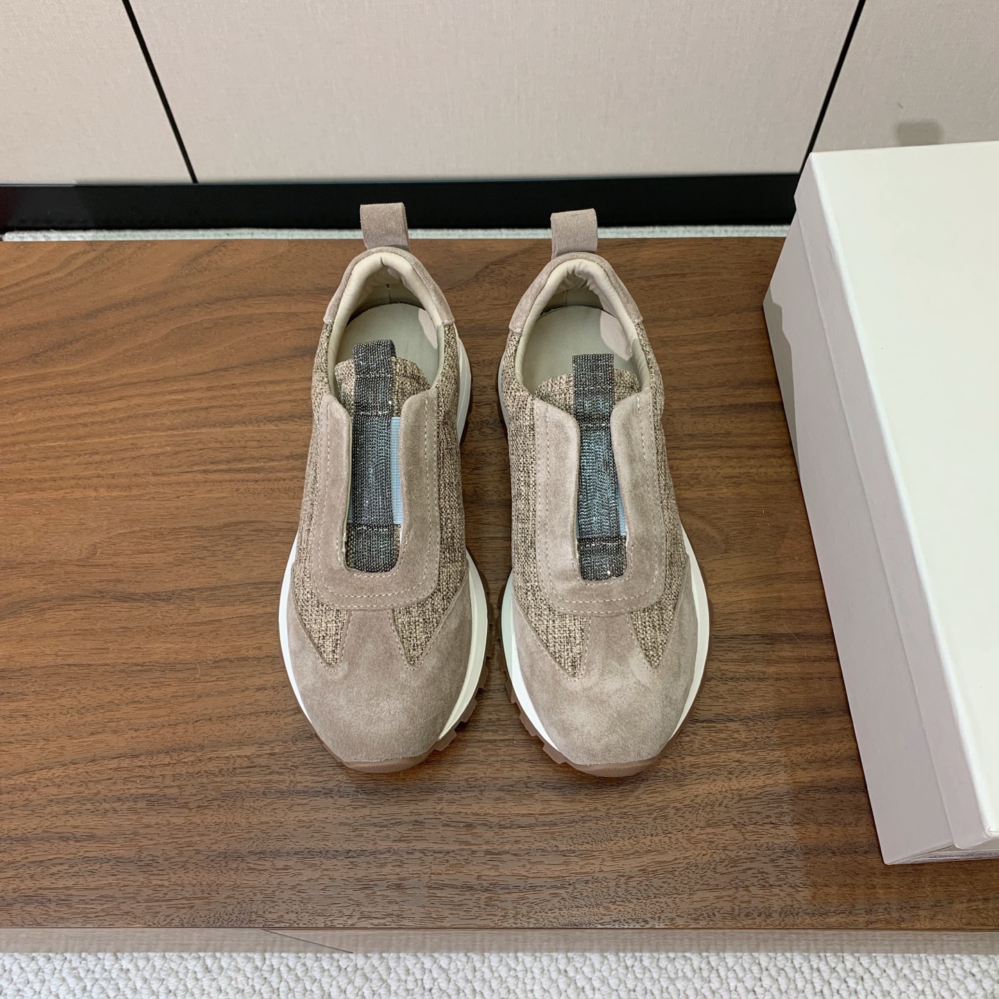 【Brunell* Cucinell*】休闲运动鞋。鞋面采用进口牛绒，纯手工串联珠链配饰！内里垫脚是高密