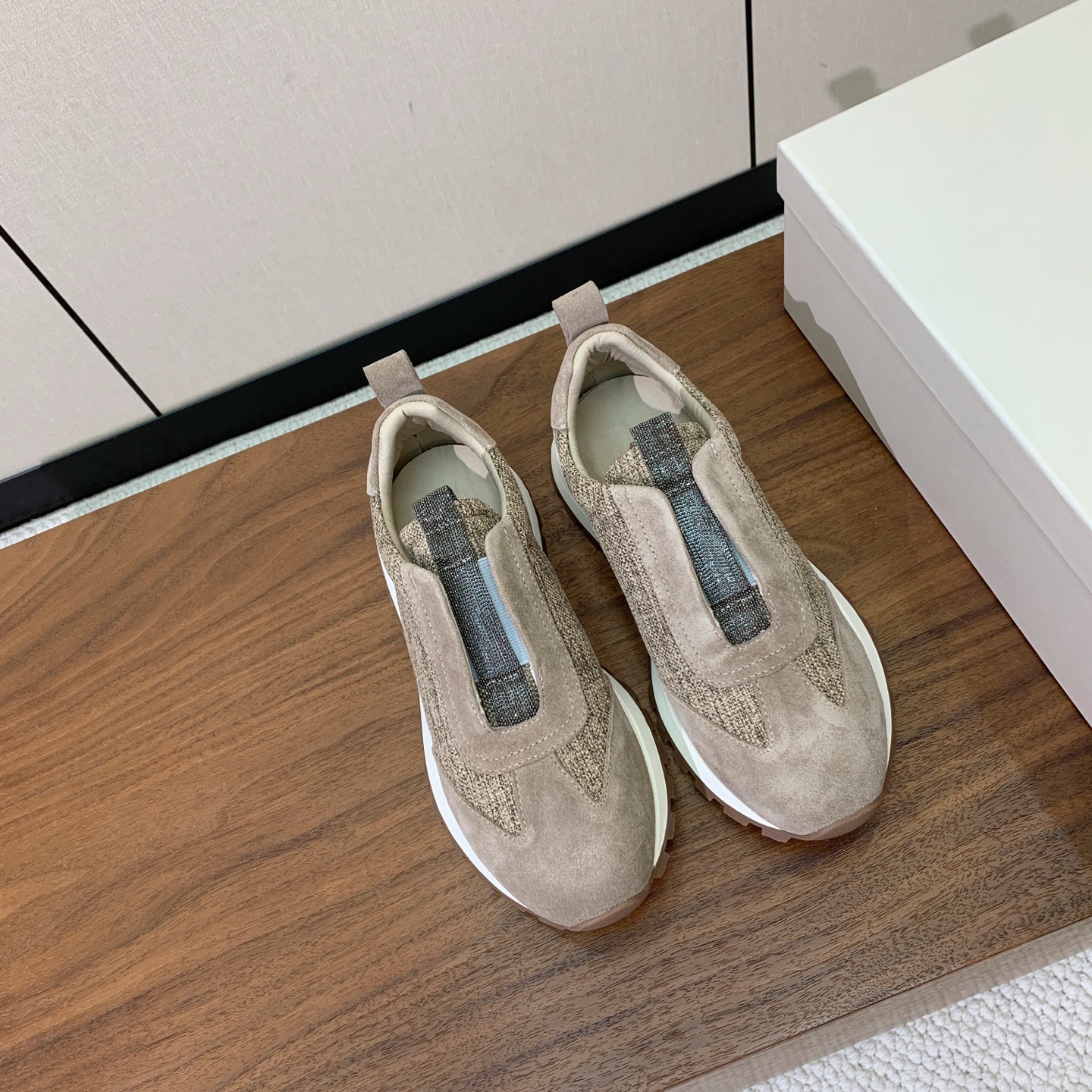 【Brunell* Cucinell*】休闲运动鞋。鞋面采用进口牛绒，纯手工串联珠链配饰！内里垫脚是高密