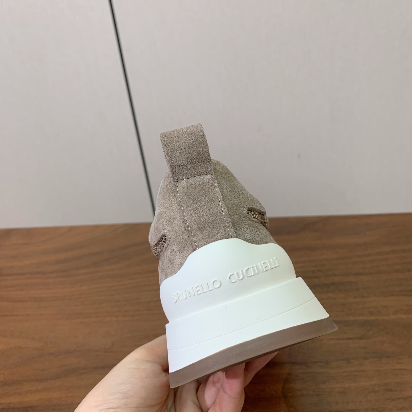 【Brunell* Cucinell*】休闲运动鞋。鞋面采用进口牛绒，纯手工串联珠链配饰！内里垫脚是高密