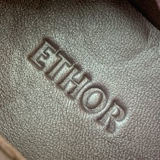 【ETHOR】复古大头鞋。做旧皮革纹理藏着复古故事,踩上瞬间化身街头女主。材质:面料采用原版定制牛皮,牛 【ETHOR】复古大头鞋。做旧皮革纹理藏着复古故事,踩上瞬间化身街头女主。材质:面料采用原版定制牛皮,牛