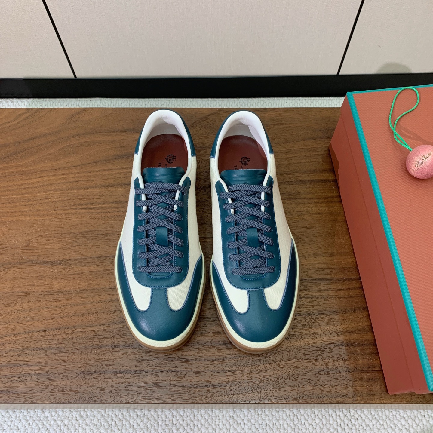 【Loro Piana】拼色德训鞋。简约时尚，鞋面采用牛皮➕定制布料。羊皮内里及垫脚。进口耐磨橡胶成型底