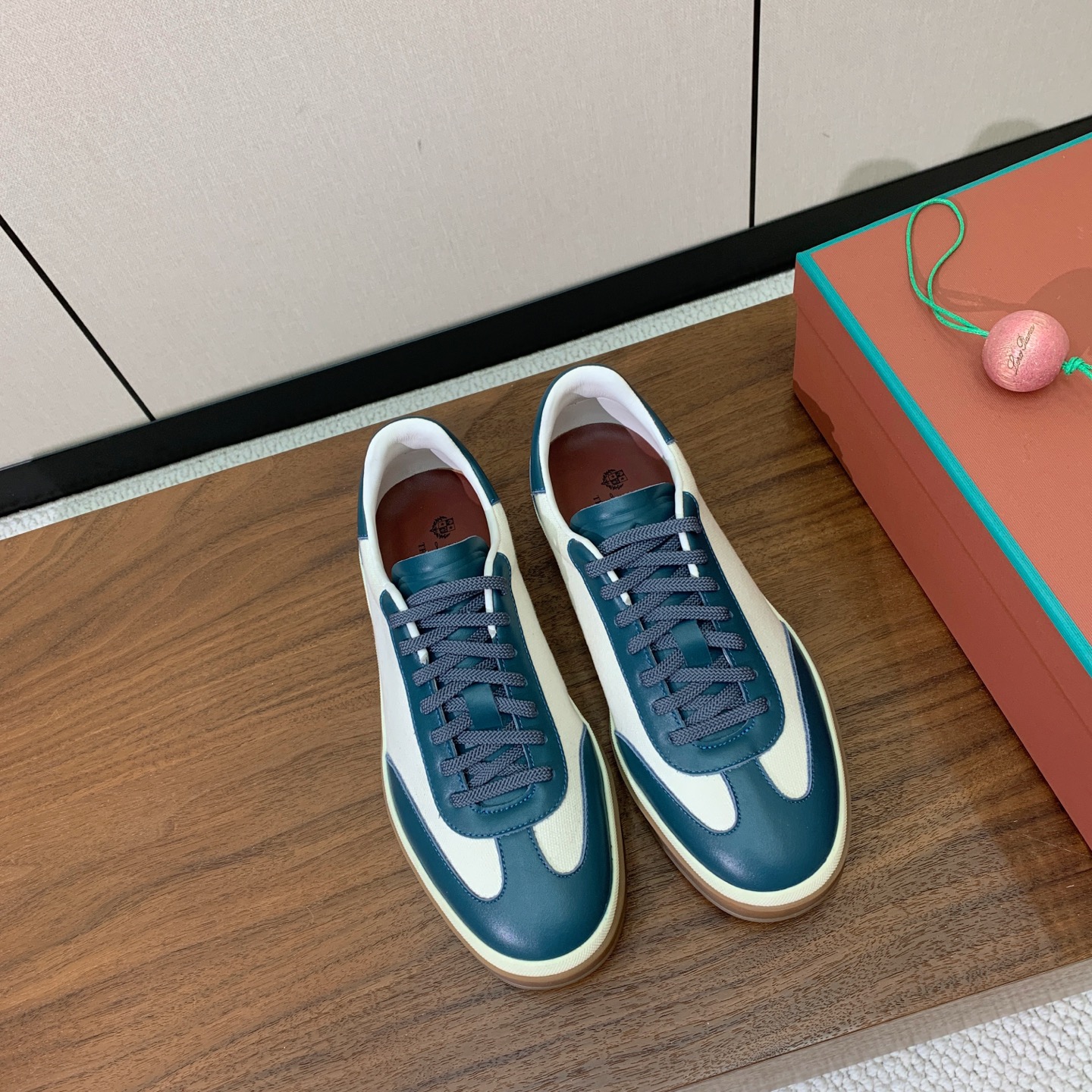 【Loro Piana】拼色德训鞋。简约时尚，鞋面采用牛皮➕定制布料。羊皮内里及垫脚。进口耐磨橡胶成型底
