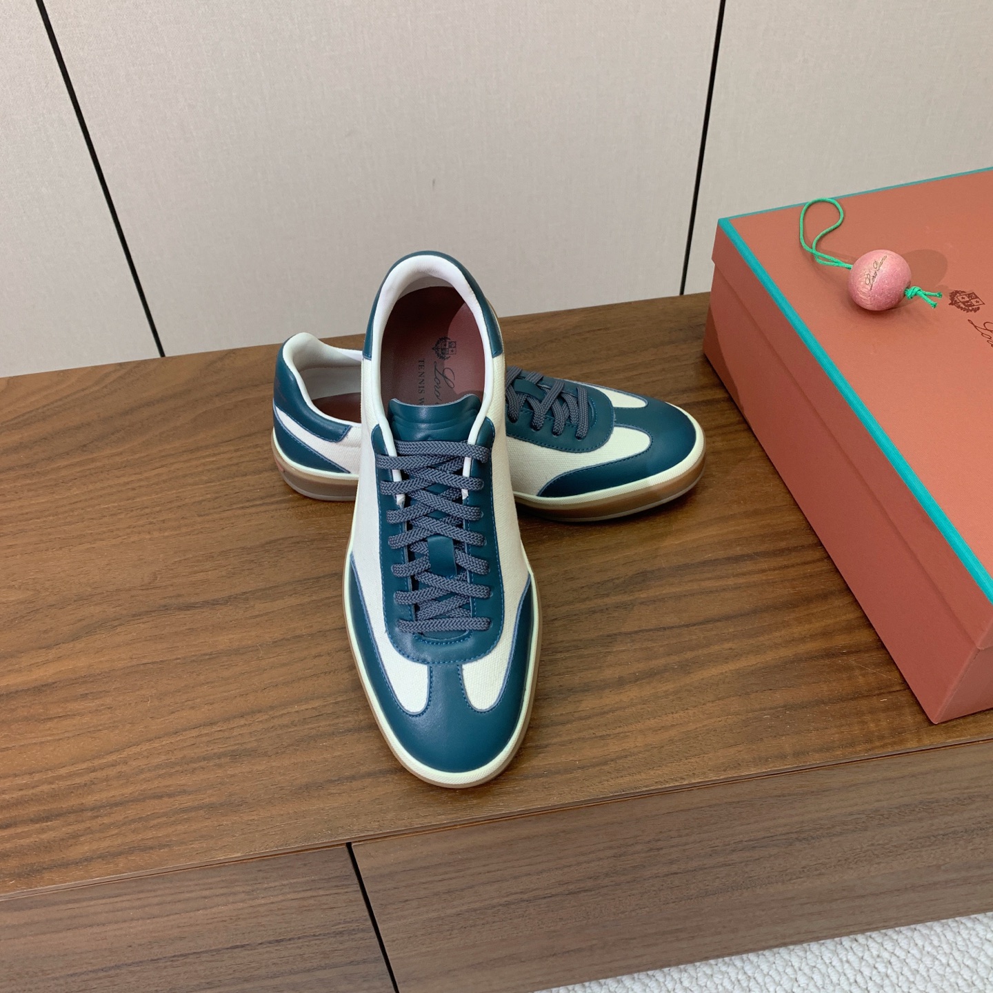 【Loro Piana】拼色德训鞋。简约时尚，鞋面采用牛皮➕定制布料。羊皮内里及垫脚。进口耐磨橡胶成型底
