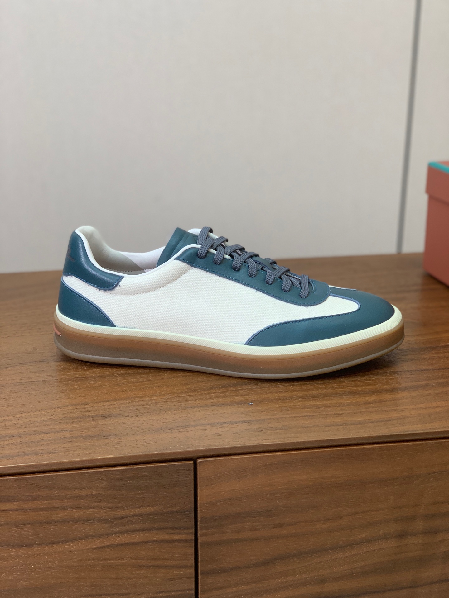 【Loro Piana】拼色德训鞋。简约时尚，鞋面采用牛皮➕定制布料。羊皮内里及垫脚。进口耐磨橡胶成型底