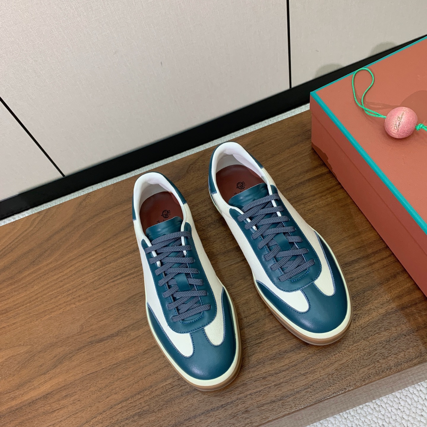 【Loro Piana】拼色德训鞋。简约时尚，鞋面采用牛皮➕定制布料。羊皮内里及垫脚。进口耐磨橡胶成型底