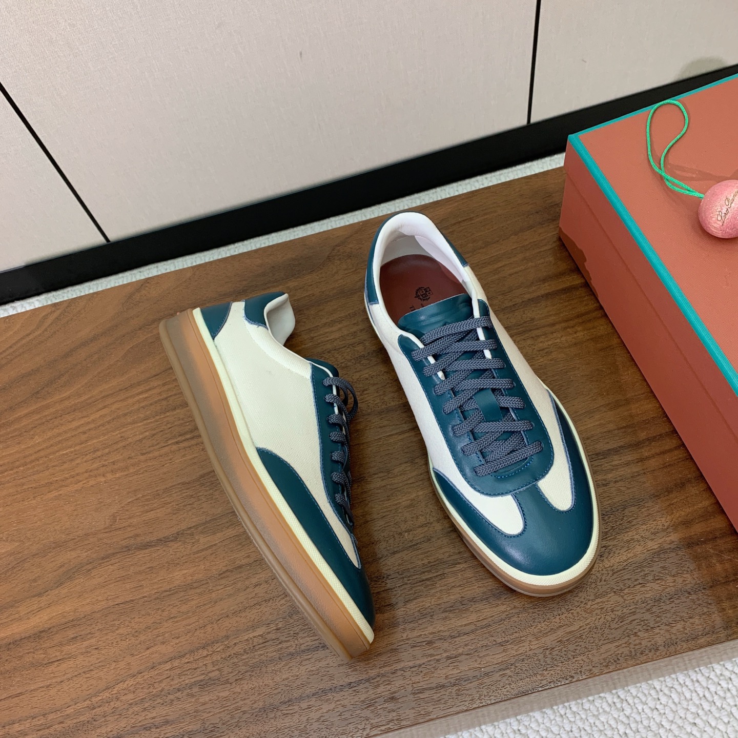 【Loro Piana】拼色德训鞋。简约时尚，鞋面采用牛皮➕定制布料。羊皮内里及垫脚。进口耐磨橡胶成型底