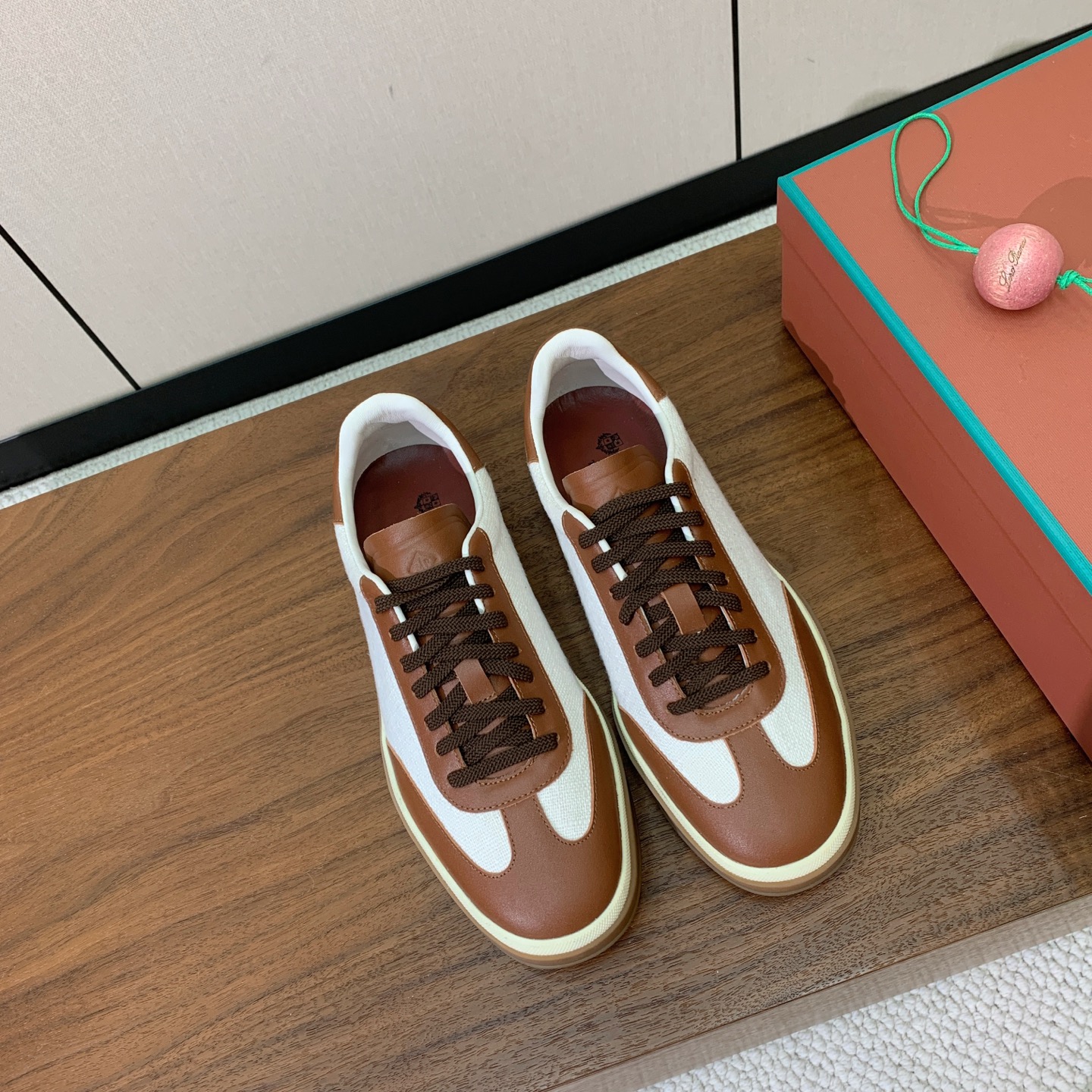 【Loro Piana】拼色德训鞋。简约时尚，鞋面采用牛皮➕定制布料。羊皮内里及垫脚。进口耐磨橡胶成型底