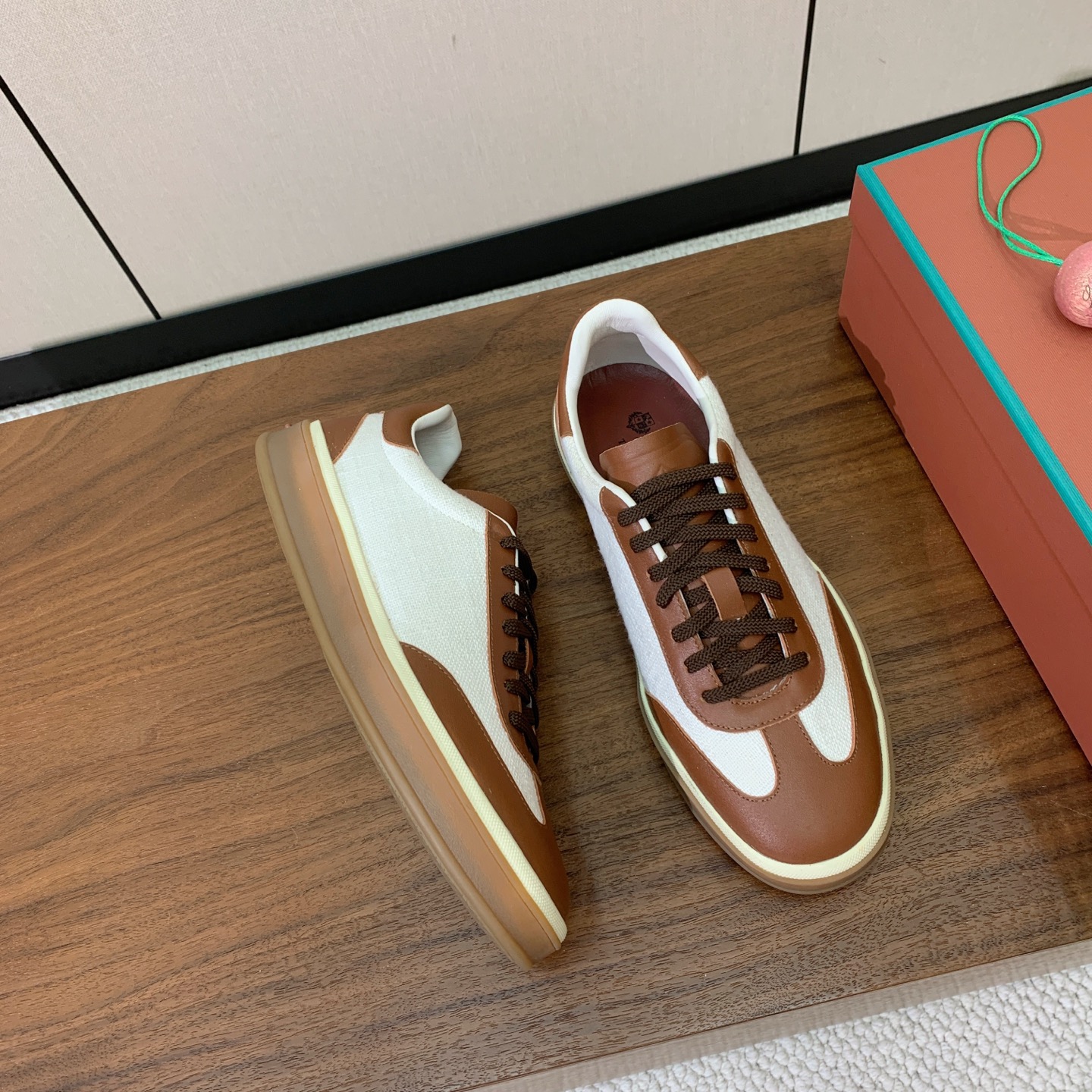 【Loro Piana】拼色德训鞋。简约时尚，鞋面采用牛皮➕定制布料。羊皮内里及垫脚。进口耐磨橡胶成型底