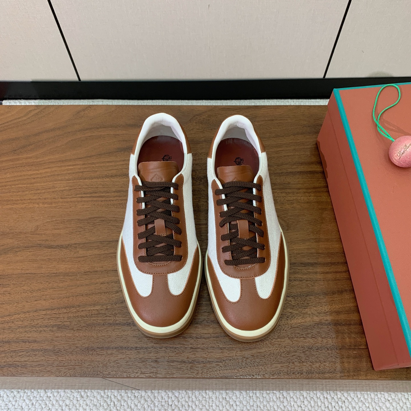 【Loro Piana】拼色德训鞋。简约时尚，鞋面采用牛皮➕定制布料。羊皮内里及垫脚。进口耐磨橡胶成型底