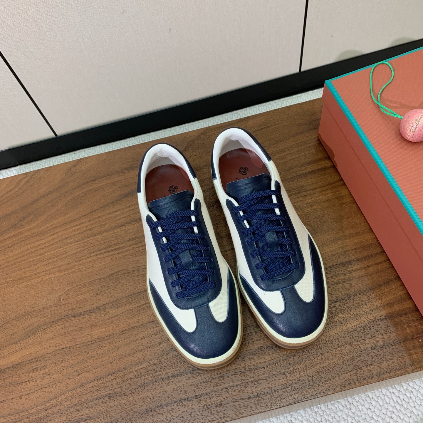 【Loro Piana】拼色德训鞋。简约时尚，鞋面采用牛皮➕定制布料。羊皮内里及垫脚。进口耐磨橡胶成型底