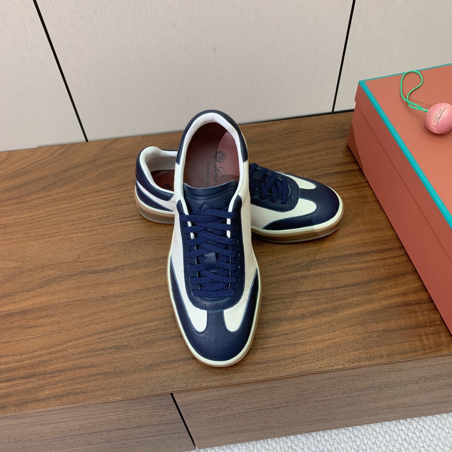 【Loro Piana】拼色德训鞋。简约时尚，鞋面采用牛皮➕定制布料。羊皮内里及垫脚。进口耐磨橡胶成型底