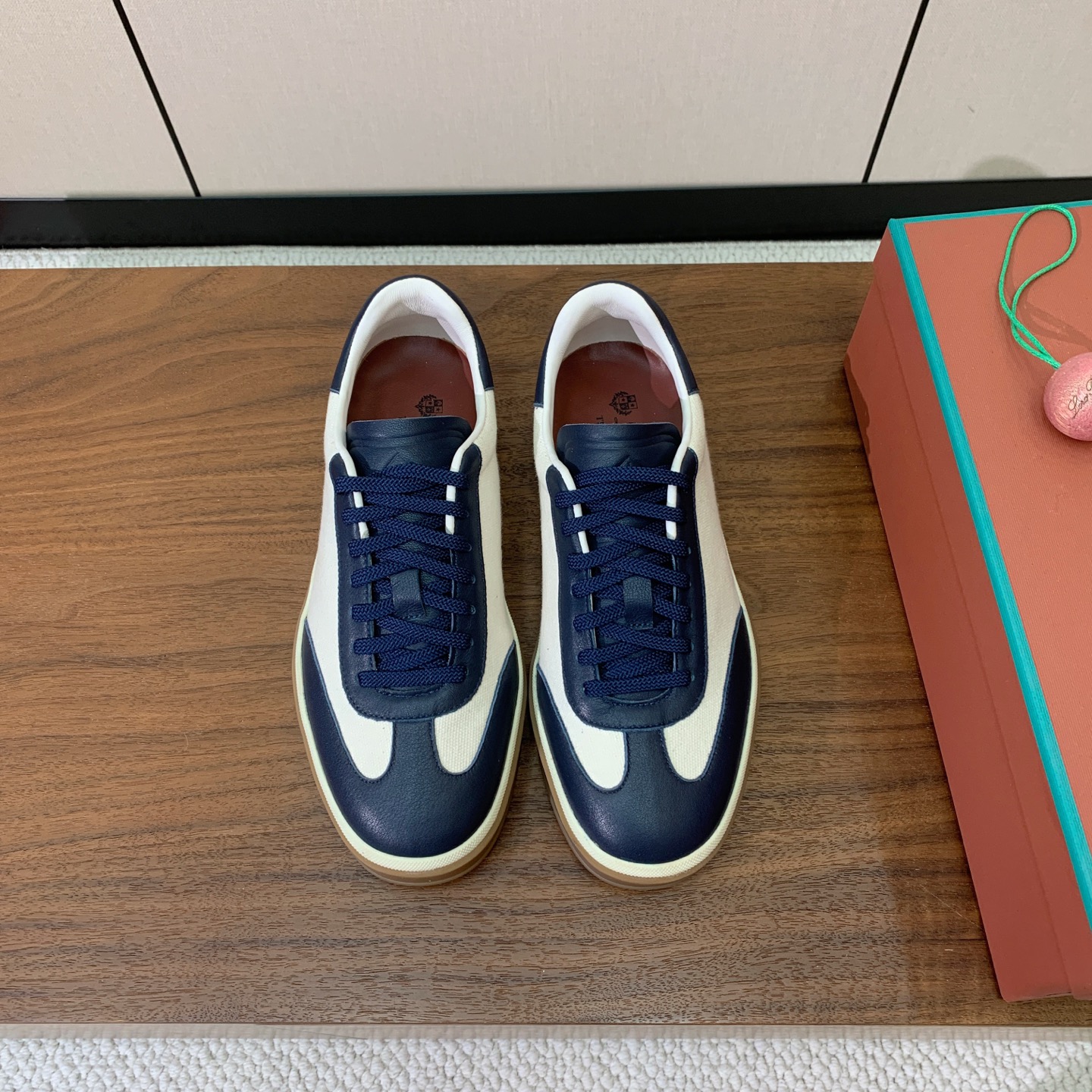 【Loro Piana】拼色德训鞋。简约时尚，鞋面采用牛皮➕定制布料。羊皮内里及垫脚。进口耐磨橡胶成型底
