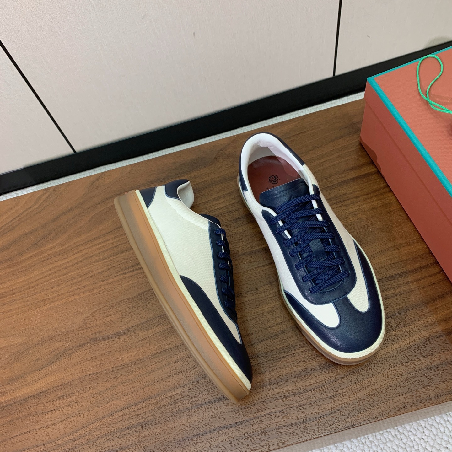 【Loro Piana】拼色德训鞋。简约时尚，鞋面采用牛皮➕定制布料。羊皮内里及垫脚。进口耐磨橡胶成型底