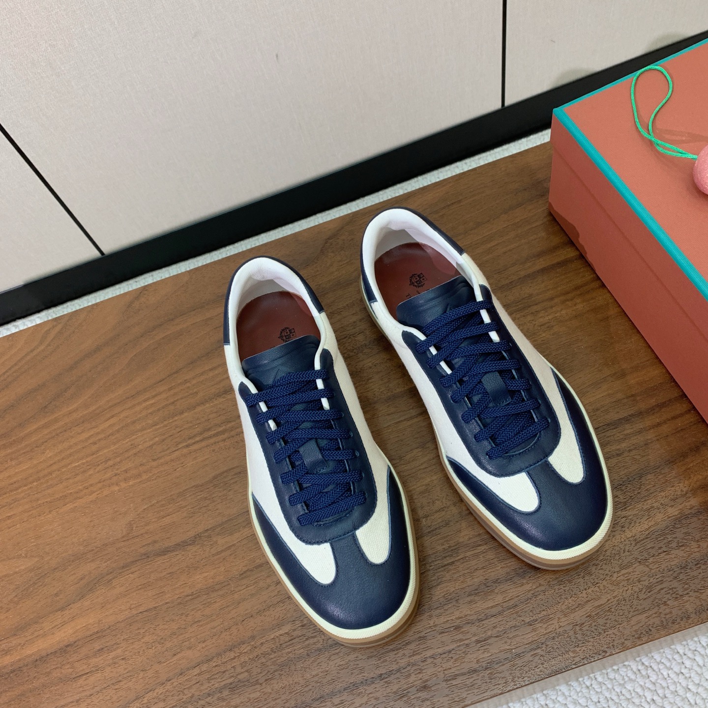 【Loro Piana】拼色德训鞋。简约时尚，鞋面采用牛皮➕定制布料。羊皮内里及垫脚。进口耐磨橡胶成型底