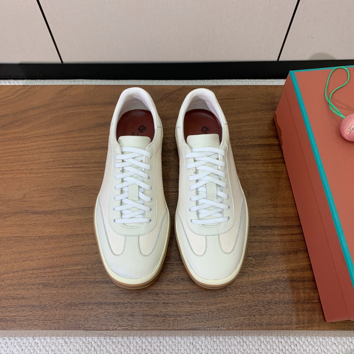 【Loro Piana】拼色德训鞋。简约时尚，鞋面采用牛皮➕定制布料。羊皮内里及垫脚。进口耐磨橡胶成型底