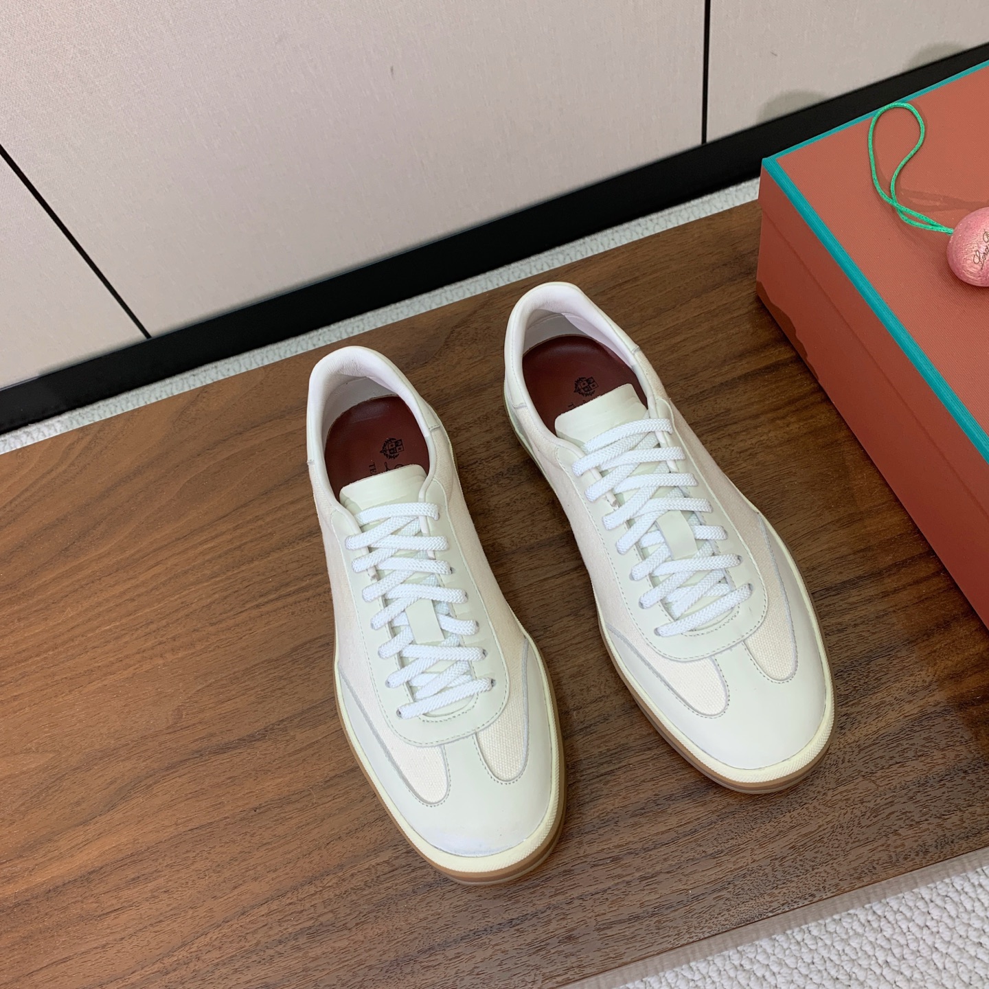 【Loro Piana】拼色德训鞋。简约时尚，鞋面采用牛皮➕定制布料。羊皮内里及垫脚。进口耐磨橡胶成型底