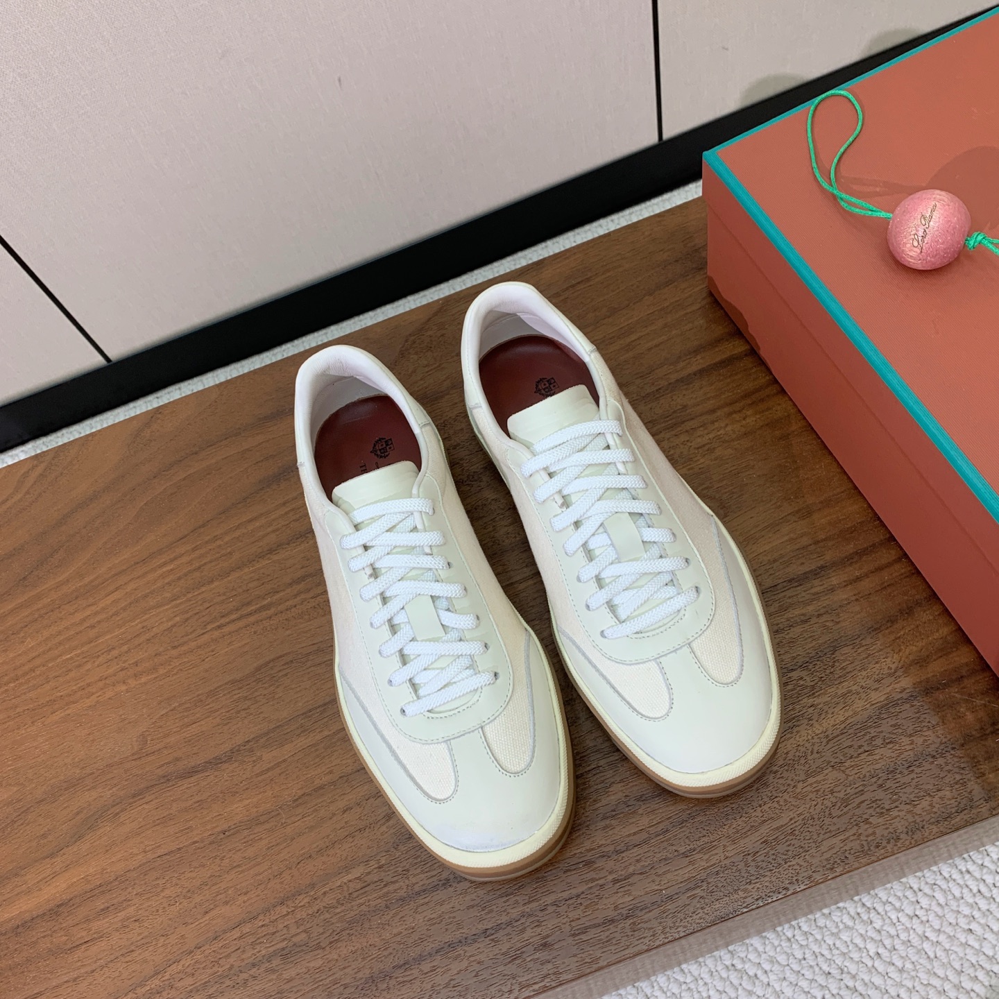 【Loro Piana】拼色德训鞋。简约时尚，鞋面采用牛皮➕定制布料。羊皮内里及垫脚。进口耐磨橡胶成型底