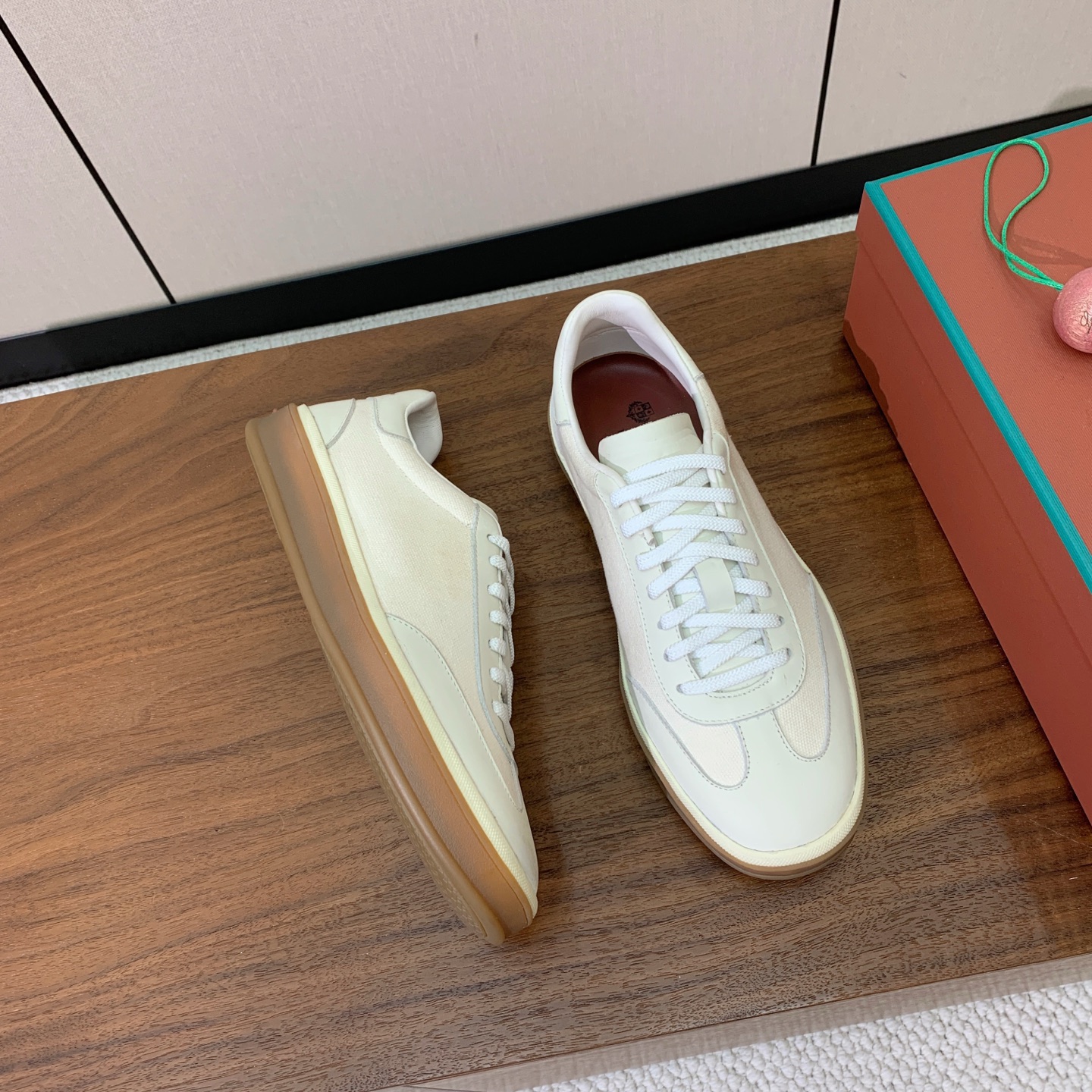 【Loro Piana】拼色德训鞋。简约时尚，鞋面采用牛皮➕定制布料。羊皮内里及垫脚。进口耐磨橡胶成型底