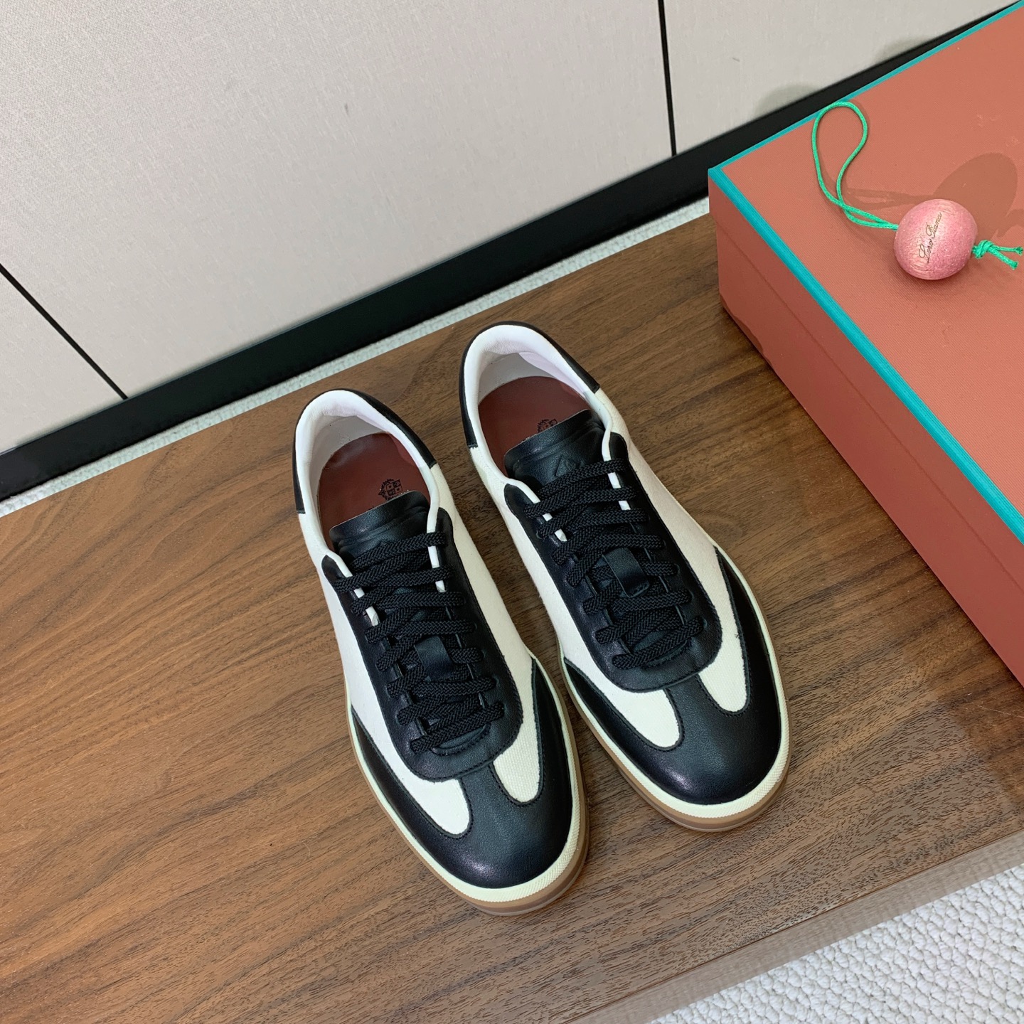 【Loro Piana】拼色德训鞋。简约时尚，鞋面采用牛皮➕定制布料。羊皮内里及垫脚。进口耐磨橡胶成型底