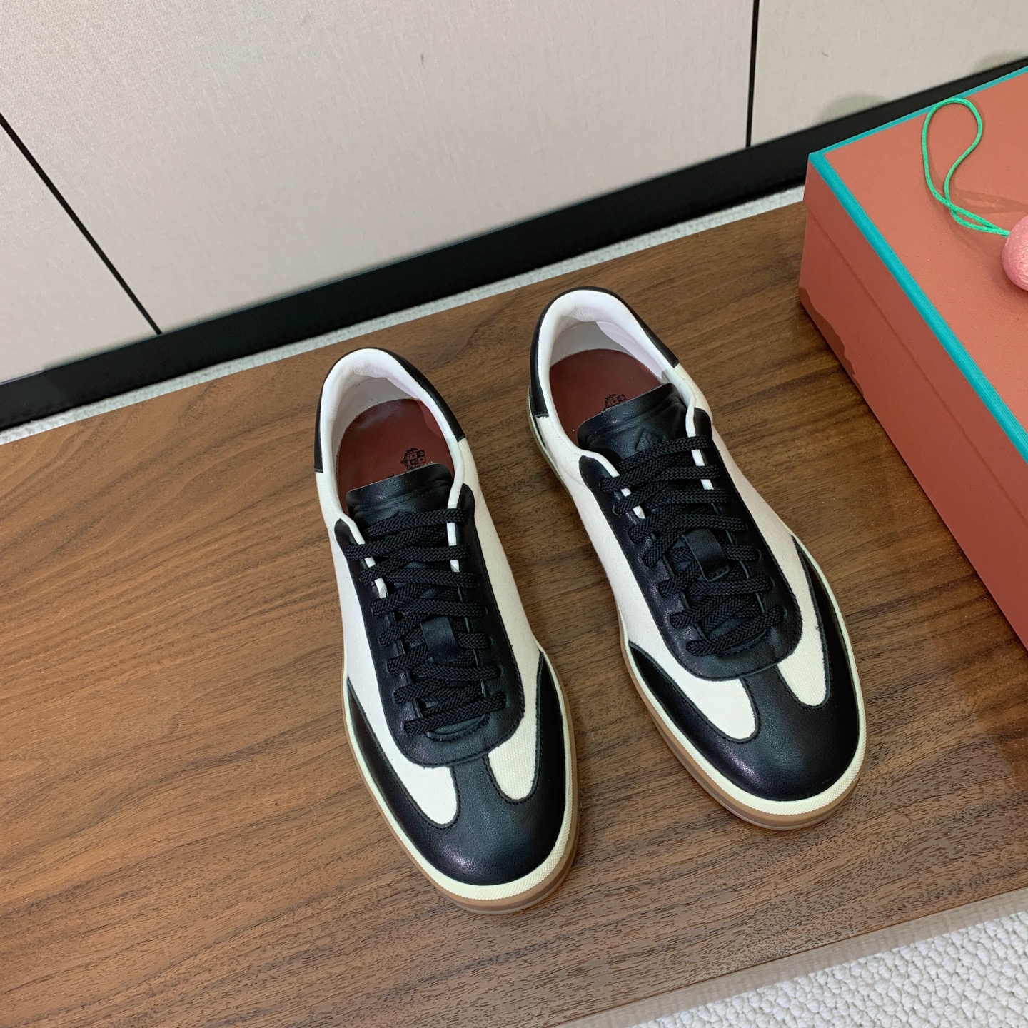 【Loro Piana】拼色德训鞋。简约时尚，鞋面采用牛皮➕定制布料。羊皮内里及垫脚。进口耐磨橡胶成型底