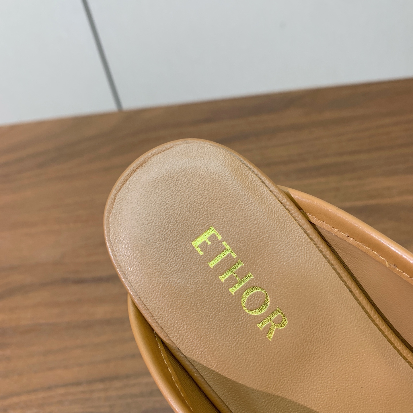 【ETHOR】包头拖。面料牛皮，羊皮内里及垫脚。原版开模定制大底码数：35-41（40、41定制不退换）