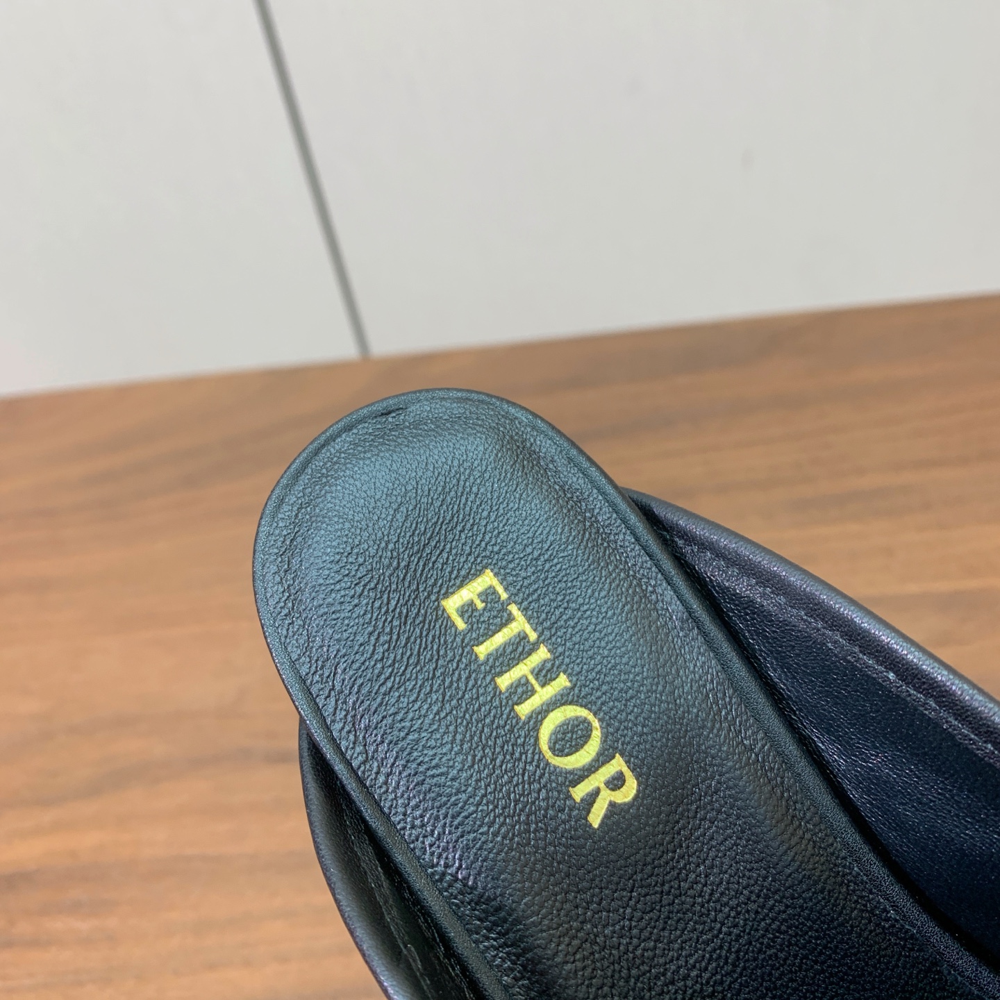 【ETHOR】包头拖。面料牛皮，羊皮内里及垫脚。原版开模定制大底码数：35-41（40、41定制不退换）