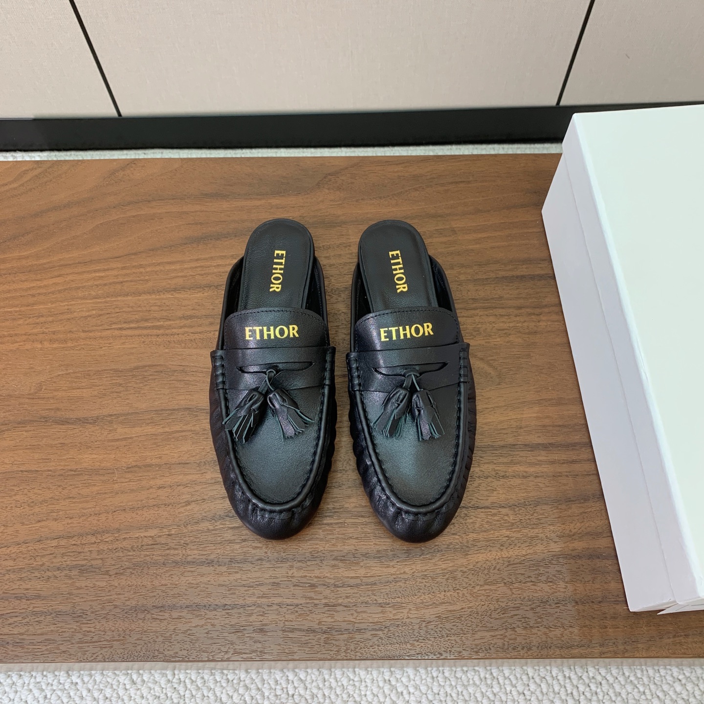【ETHOR】包头拖。面料牛皮，羊皮内里及垫脚。原版开模定制大底码数：35-41（40、41定制不退换）