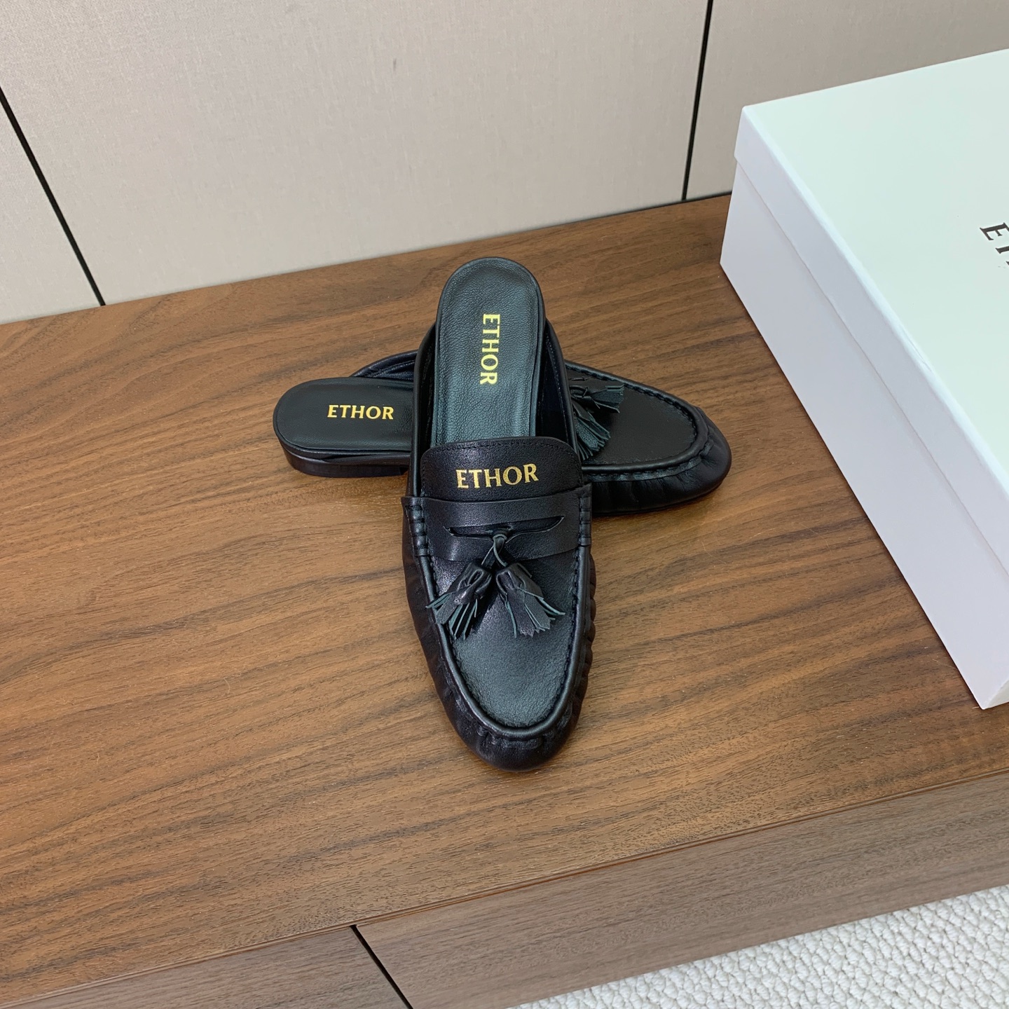 【ETHOR】包头拖。面料牛皮，羊皮内里及垫脚。原版开模定制大底码数：35-41（40、41定制不退换）