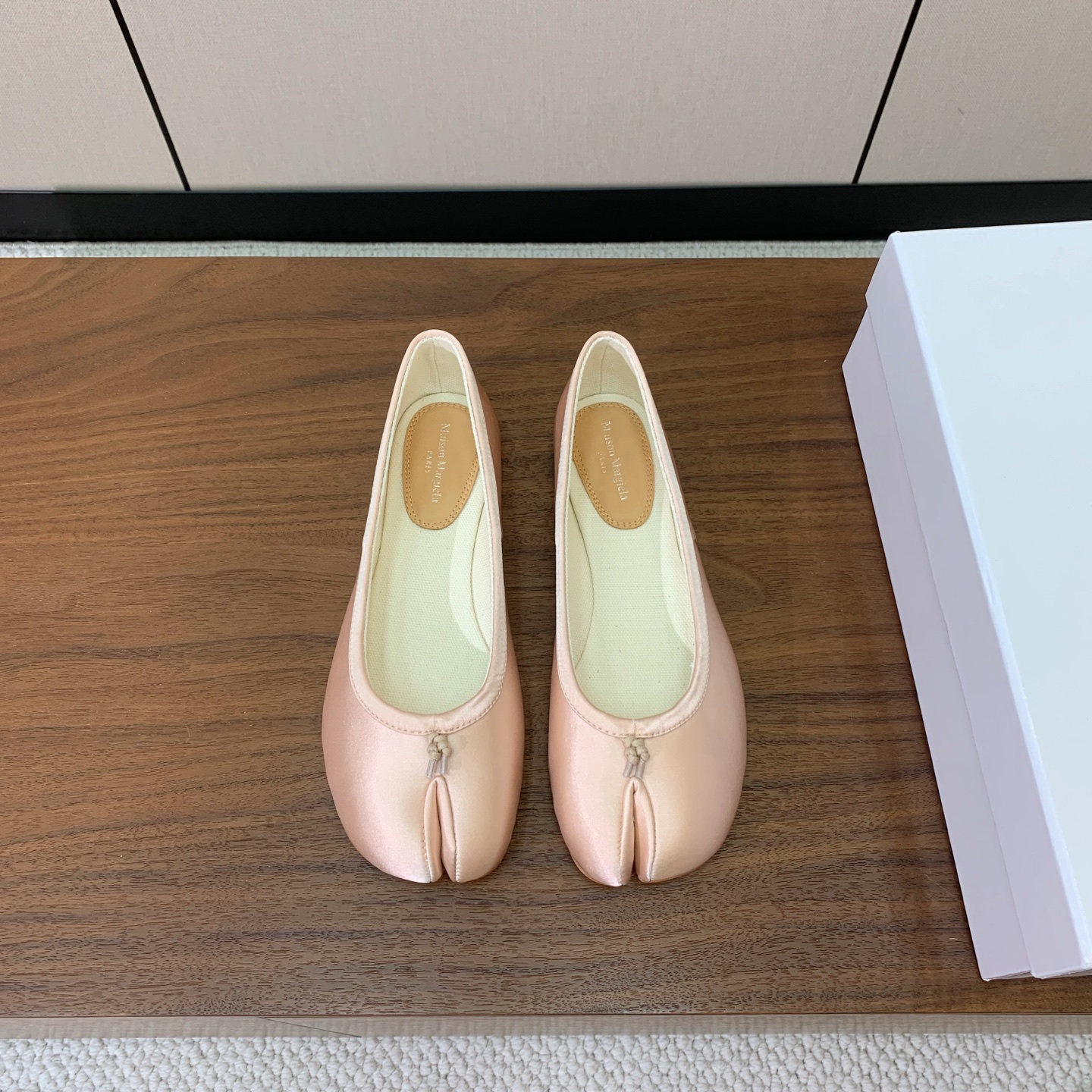 【Maison Margie*a】玛吉拉分趾单鞋。复古韵味，显瘦百搭。鞋面真丝，真皮大底码数：35-42