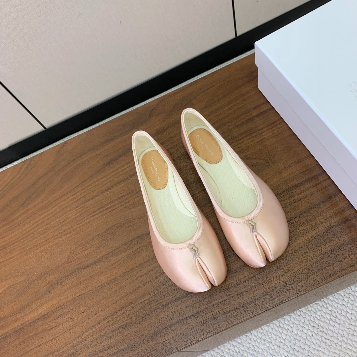 【Maison Margie*a】玛吉拉分趾单鞋。复古韵味，显瘦百搭。鞋面真丝，真皮大底码数：35-42