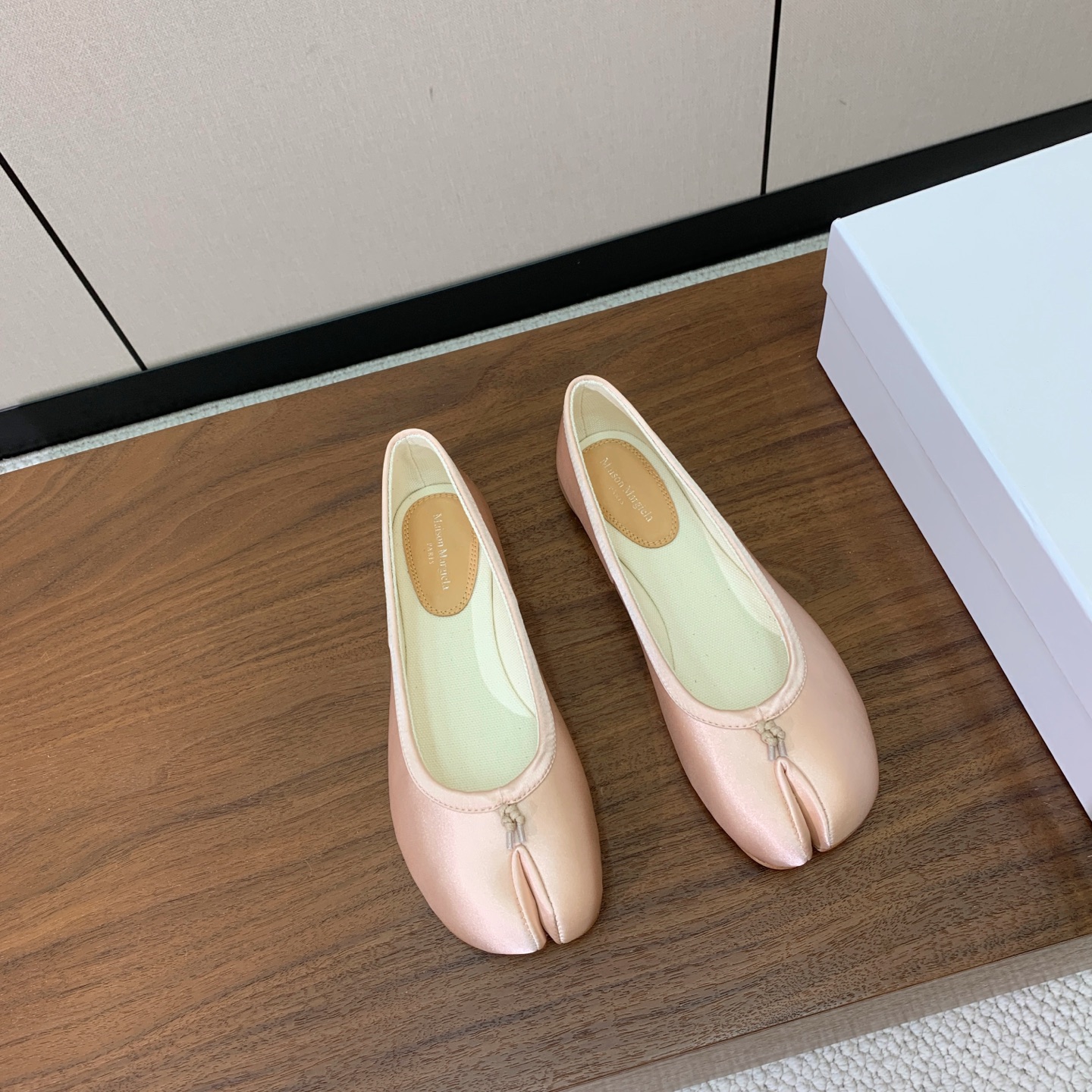 【Maison Margie*a】玛吉拉分趾单鞋。复古韵味，显瘦百搭。鞋面真丝，真皮大底码数：35-42
