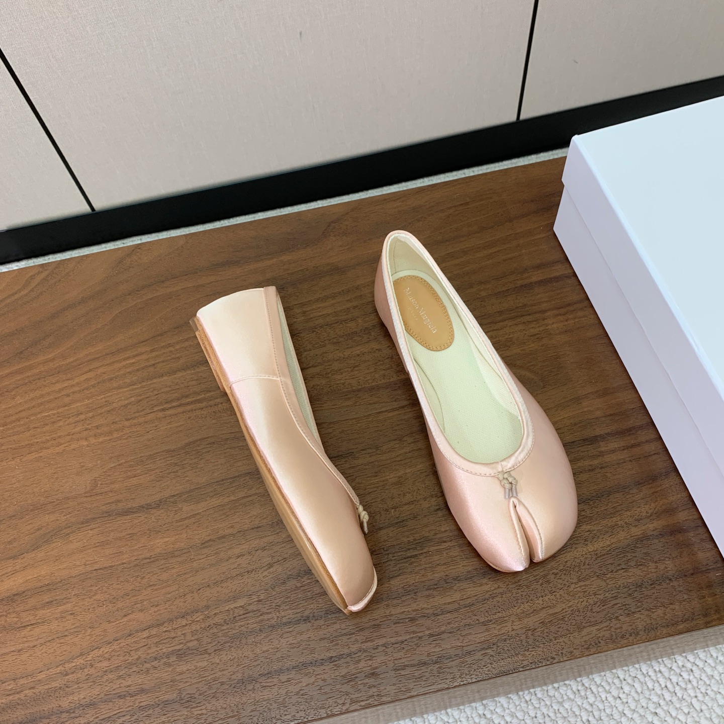【Maison Margie*a】玛吉拉分趾单鞋。复古韵味，显瘦百搭。鞋面真丝，真皮大底码数：35-42