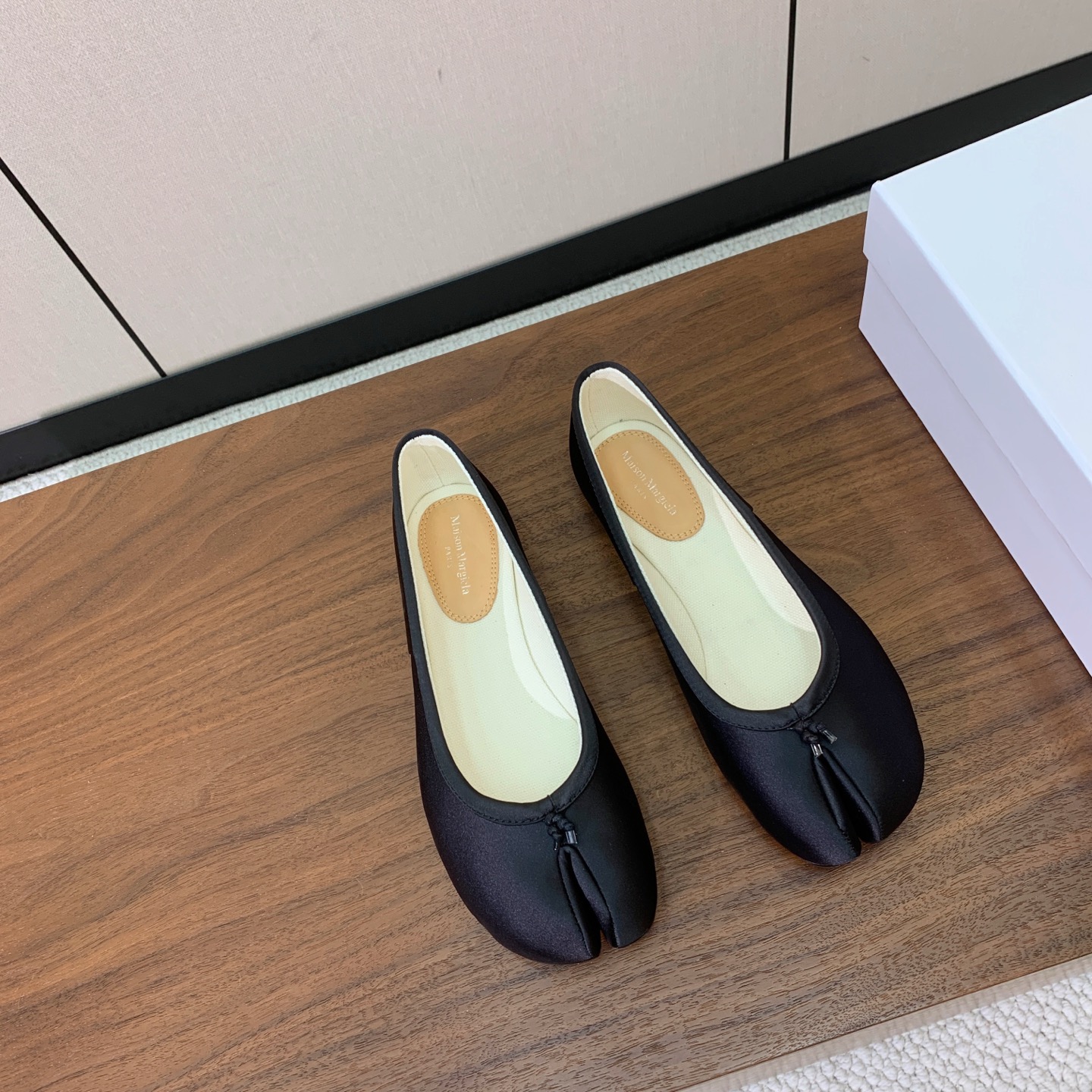 【Maison Margie*a】玛吉拉分趾单鞋。复古韵味，显瘦百搭。鞋面真丝，真皮大底码数：35-42