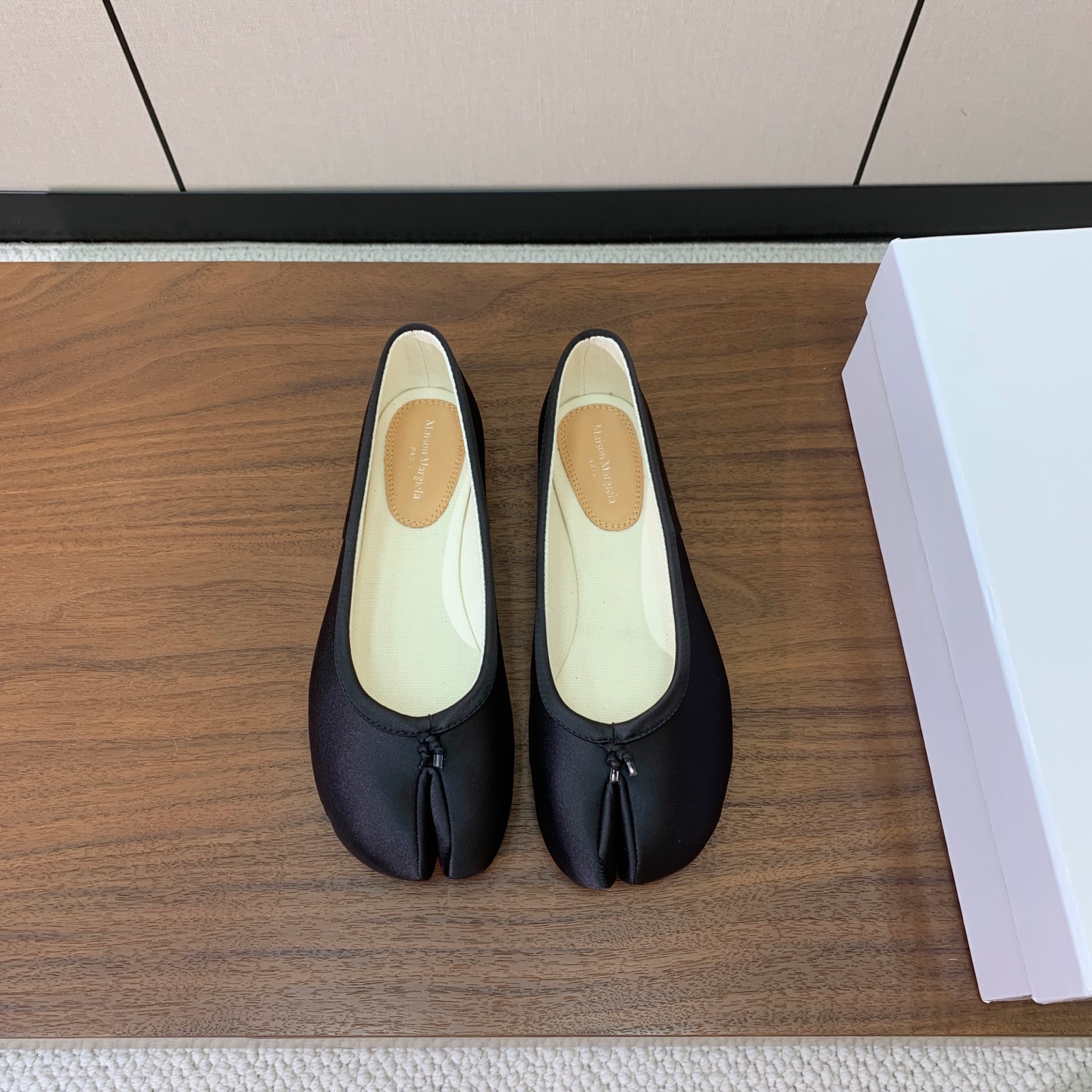 【Maison Margie*a】玛吉拉分趾单鞋。复古韵味，显瘦百搭。鞋面真丝，真皮大底码数：35-42