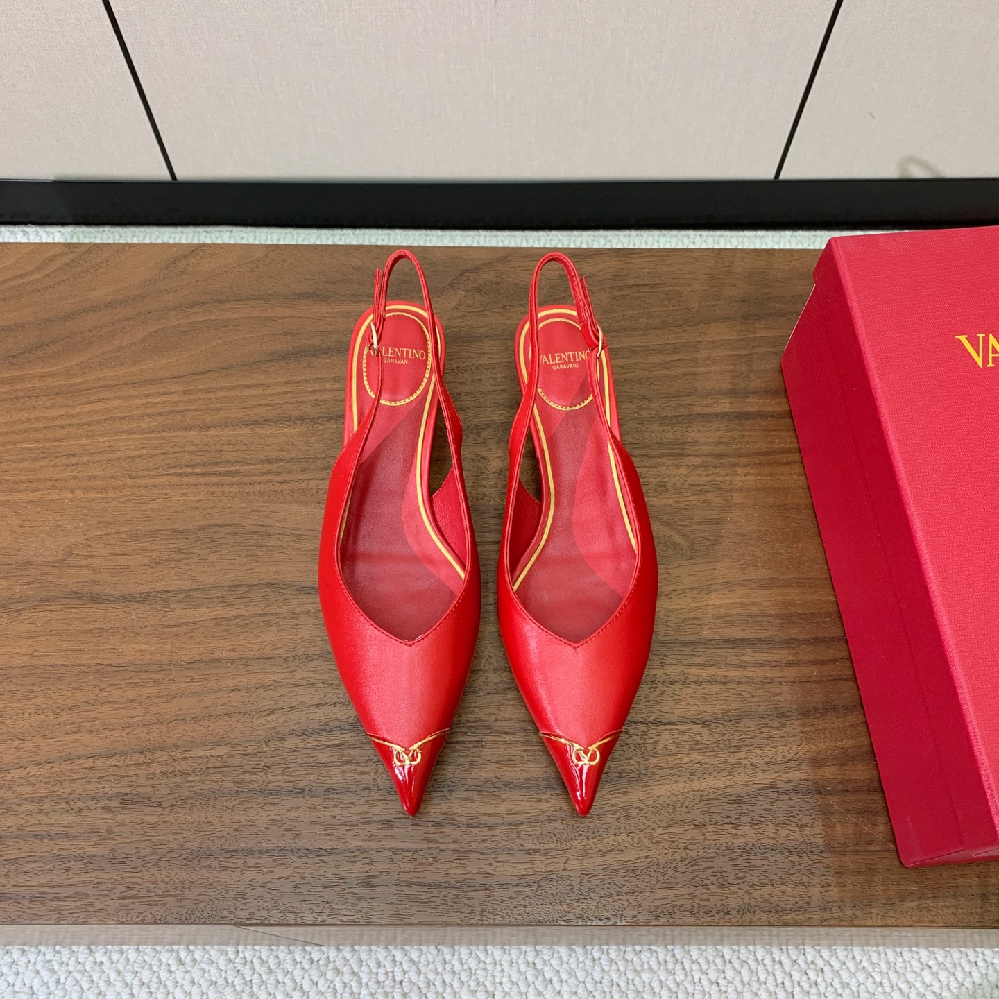 【Valent*no】小猫跟后空单鞋。名媛气质女人味十足，怎么搭配都好看。鞋面牛皮，羊皮内里及垫。真皮大