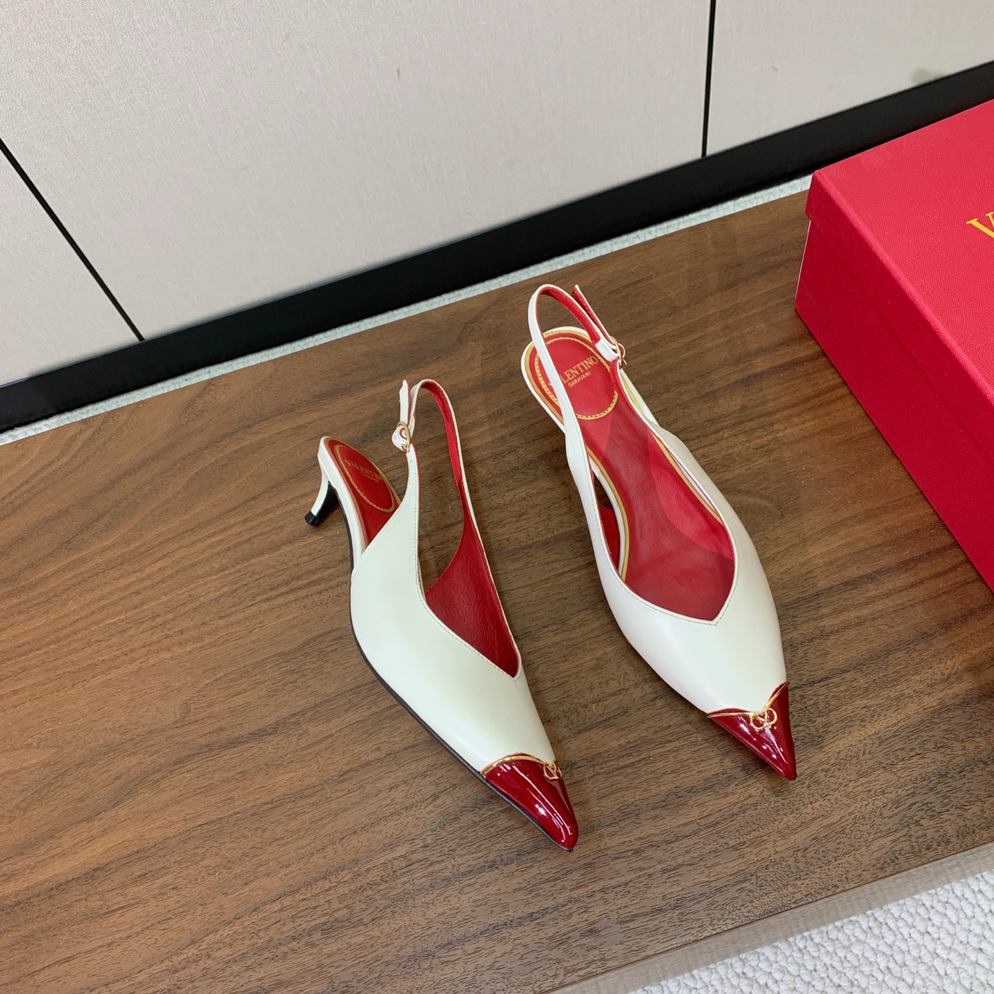 【Valent*no】小猫跟后空单鞋。名媛气质女人味十足，怎么搭配都好看。鞋面牛皮，羊皮内里及垫。真皮大