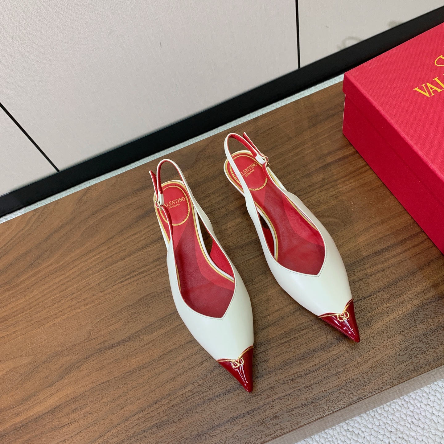 【Valent*no】小猫跟后空单鞋。名媛气质女人味十足，怎么搭配都好看。鞋面牛皮，羊皮内里及垫。真皮大