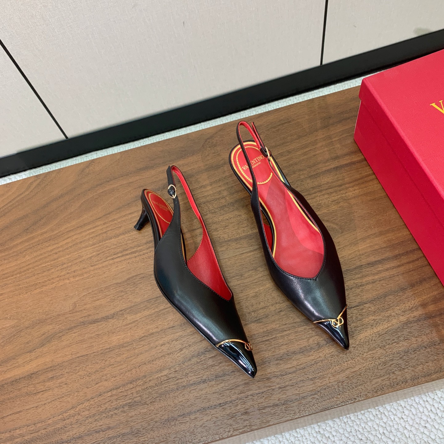 【Valent*no】小猫跟后空单鞋。名媛气质女人味十足，怎么搭配都好看。鞋面牛皮，羊皮内里及垫。真皮大