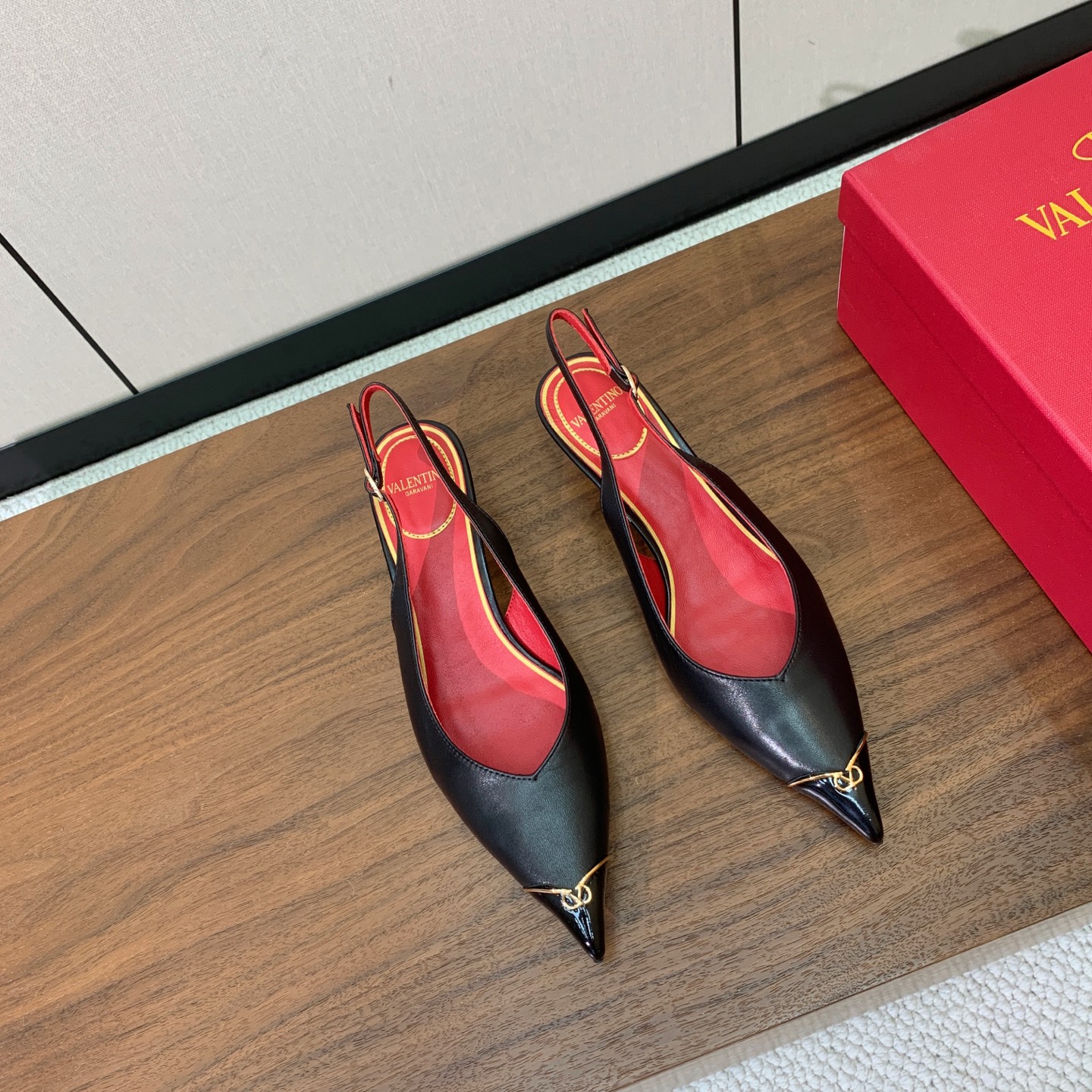【Valent*no】小猫跟后空单鞋。名媛气质女人味十足，怎么搭配都好看。鞋面牛皮，羊皮内里及垫。真皮大